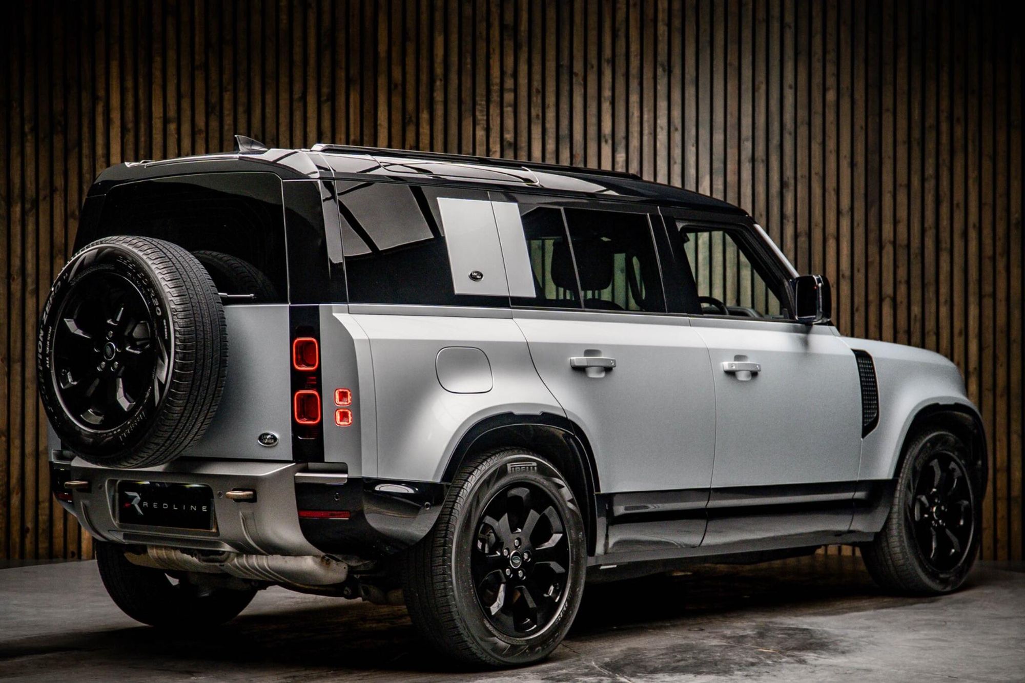 LAND ROVER DEFENDER DIESEL ESTATE 3.0 D250 X-Dynamic HSE 110 5dr Auto for sale UK - Slide 4