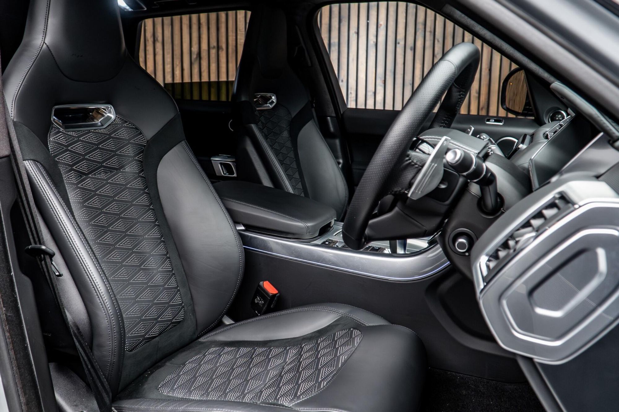 LAND ROVER RANGE ROVER SPORT ESTATE 5.0 P575 S/C SVR 5dr Auto for sale UK - Slide 2