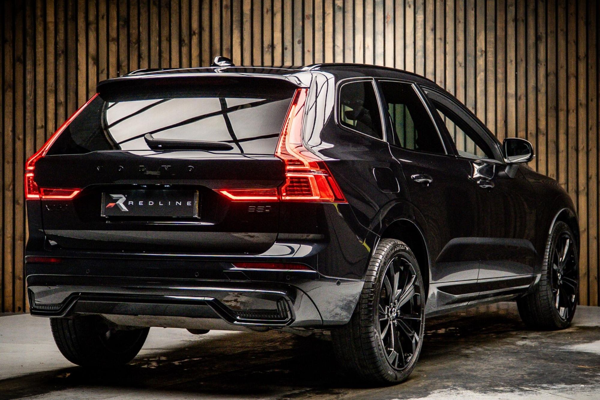 VOLVO XC60 ESTATE 2.0 B5P Plus Black Edition 5dr AWD Geartronic for sale UK - Slide 4