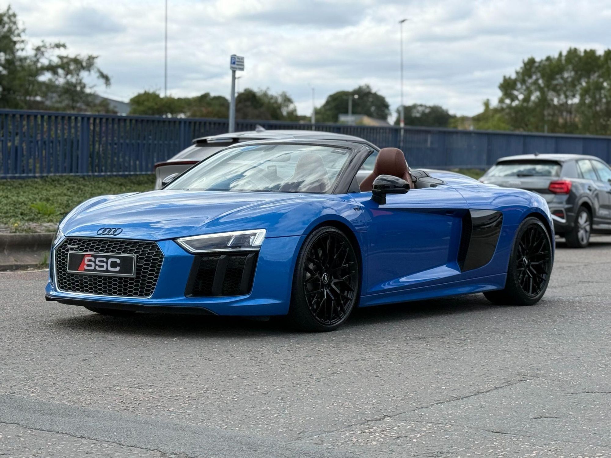 AUDI R8 SPYDER 5.2 FSI V10 Quattro 2dr S Tronic for sale UK - Slide 9