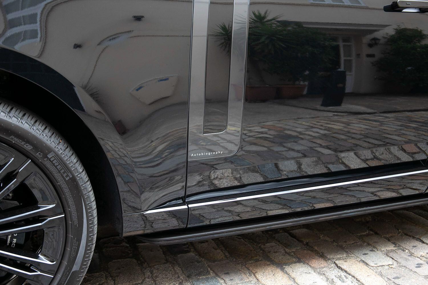 LAND ROVER RANGE ROVER ESTATE 4.4 P530 V8 Autobiography 4dr Auto for sale UK - Slide 5