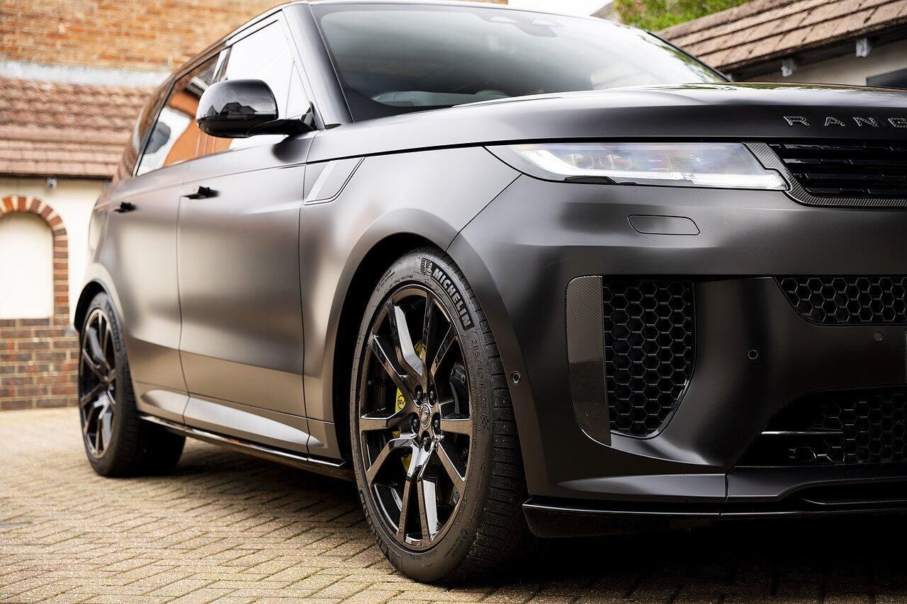 LAND ROVER RANGE ROVER SPORT ESTATE SPECIAL EDITIONS 4.4 P635 V8 SV Edition One 5dr Auto [Gloss] for sale UK - Slide 6