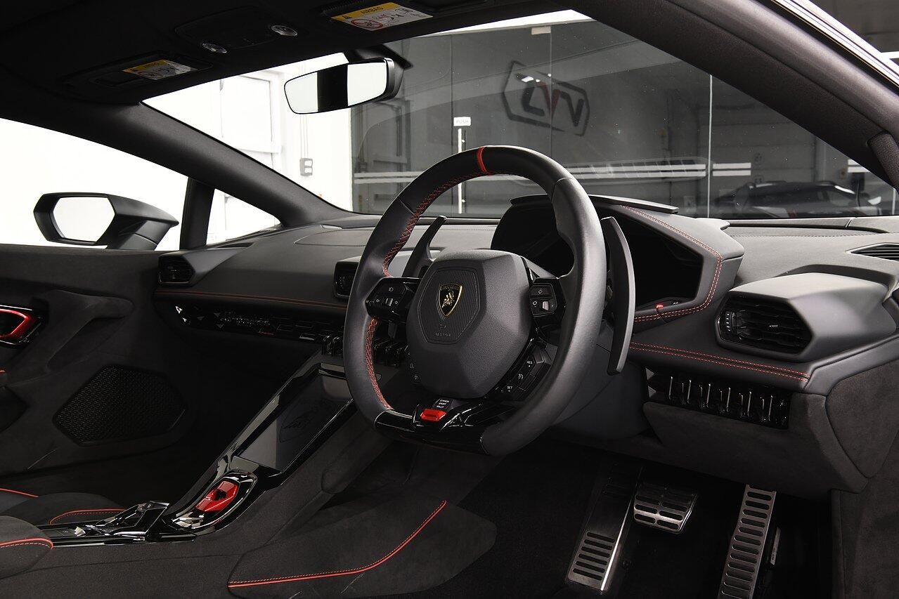 LAMBORGHINI HURACAN EVO COUPE 5.2 V10 610 Sterrato 2dr Auto AWD for sale UK - Slide 4