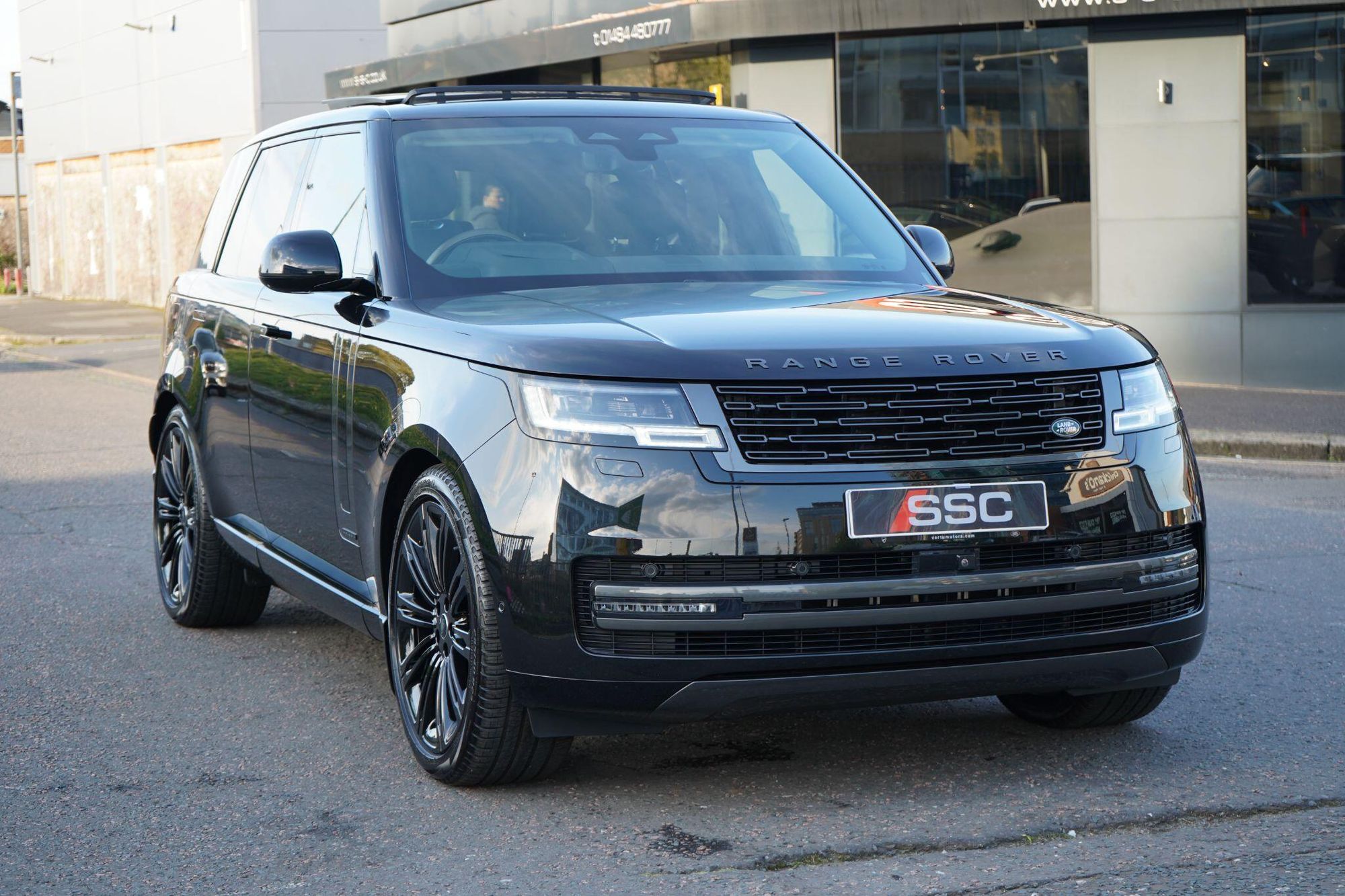 LAND ROVER RANGE ROVER DIESEL ESTATE 3.0 D350 Autobiography 4dr Auto for sale UK - Slide 5