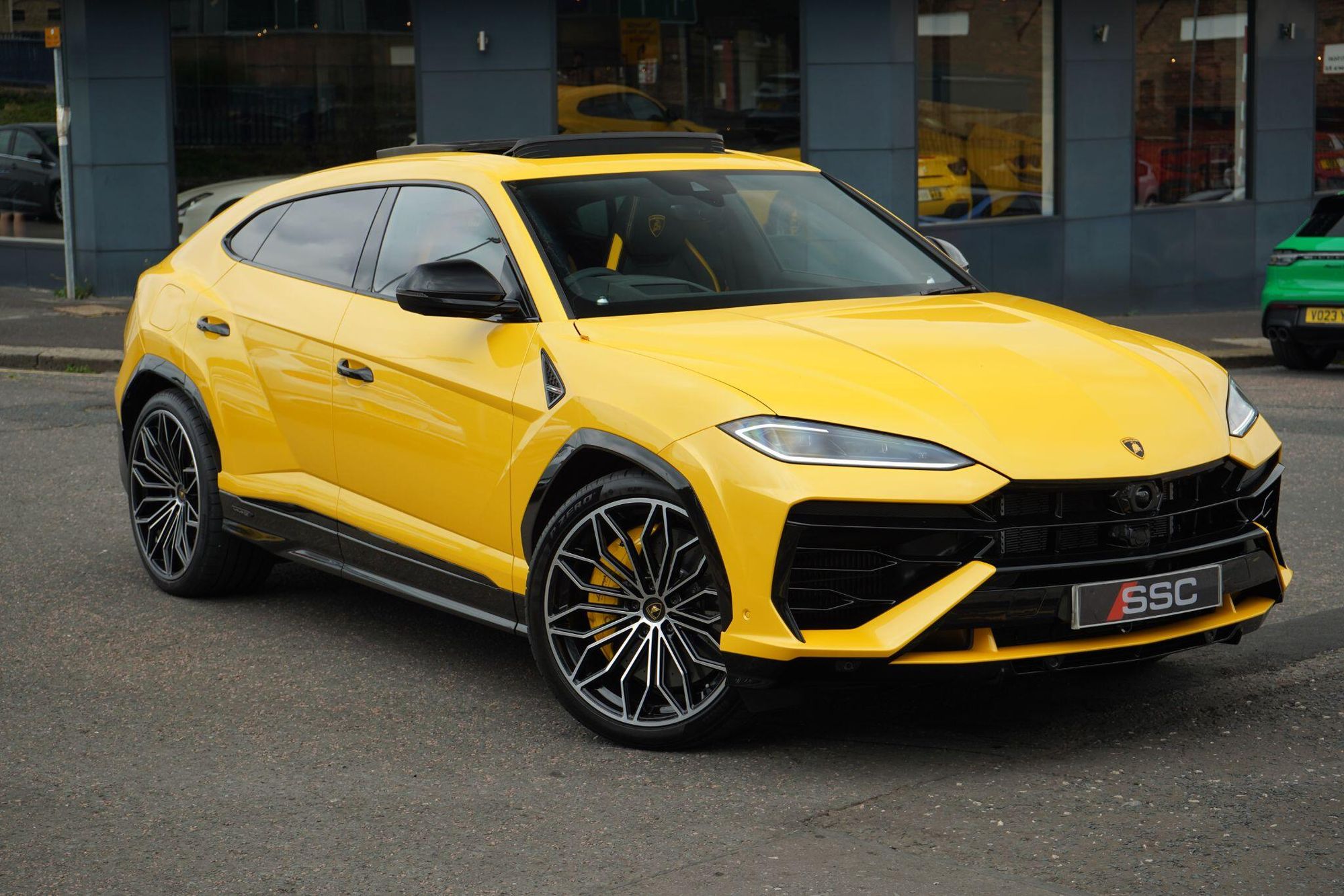 LAMBORGHINI URUS ESTATE 4.0T 25.9kWh Plug-in Hybrid FSI V8 5dr Auto for sale UK - Slide 4