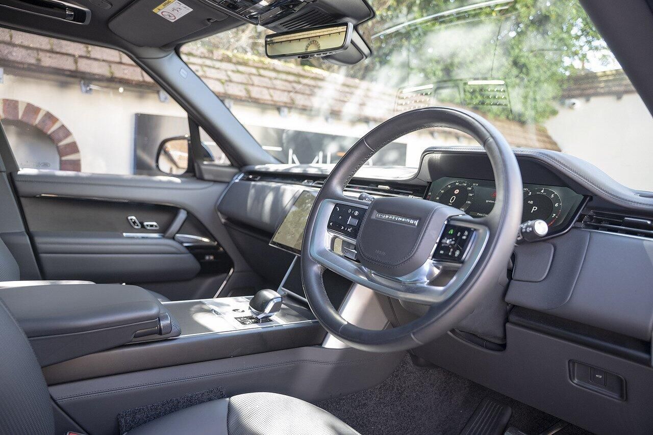 LAND ROVER RANGE ROVER ESTATE 4.4 P615 V8 SV 4dr Auto for sale UK - Slide 8