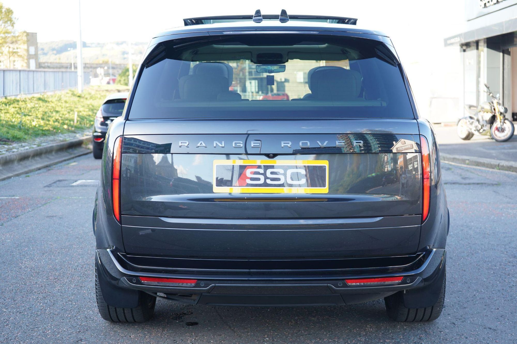 LAND ROVER RANGE ROVER DIESEL ESTATE 3.0 D350 Autobiography 4dr Auto for sale UK - Slide 10