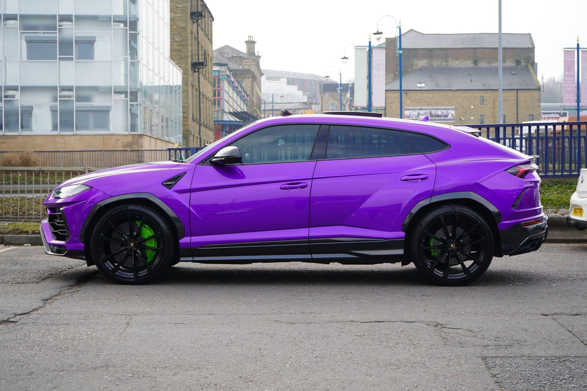 LAMBORGHINI URUS ESTATE 4.0T FSI V8 5dr Auto for sale UK - Slide 8