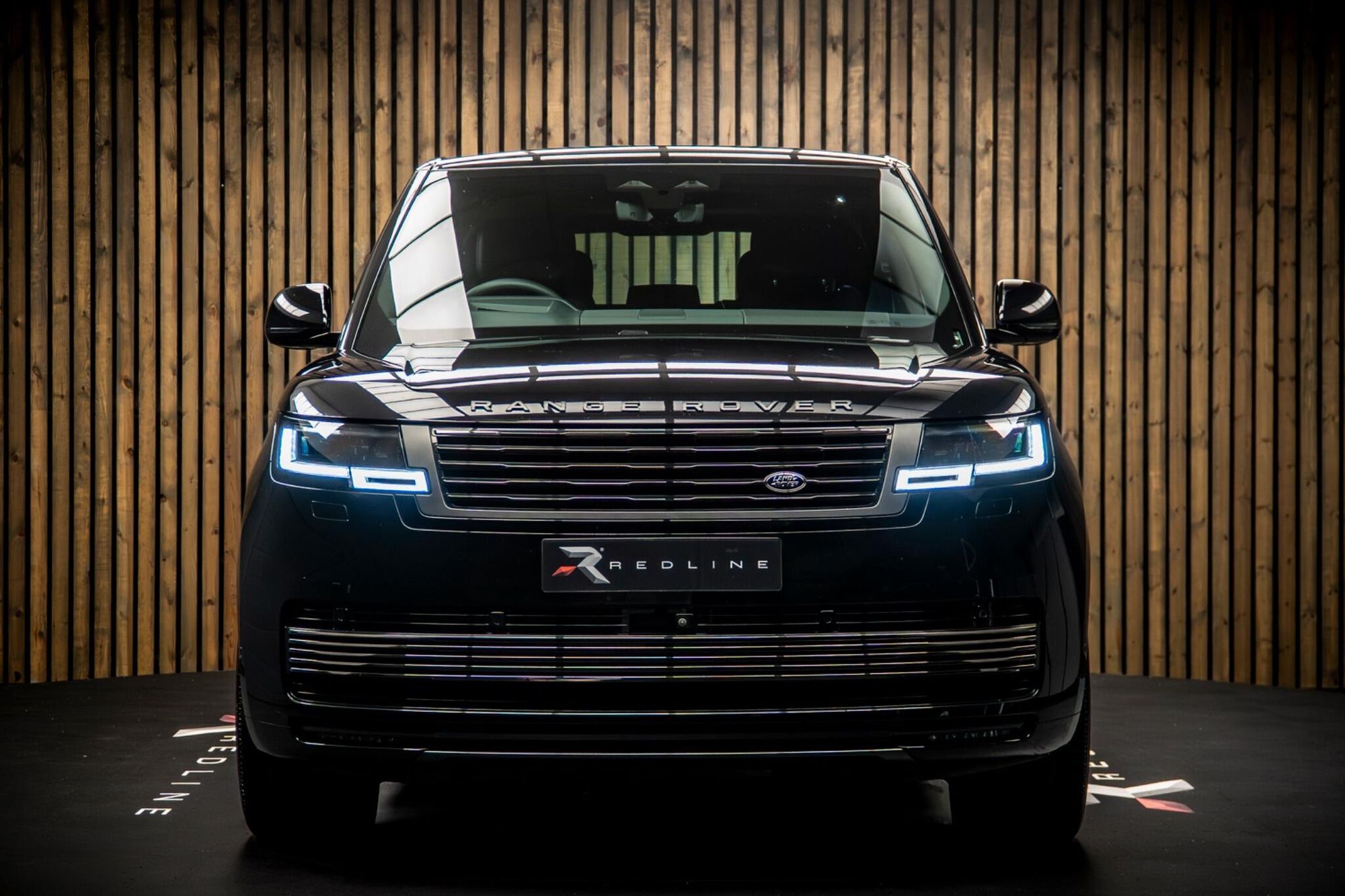 LAND ROVER RANGE ROVER ESTATE 4.4 P615 V8 SV 4dr Auto for sale UK - Slide 5