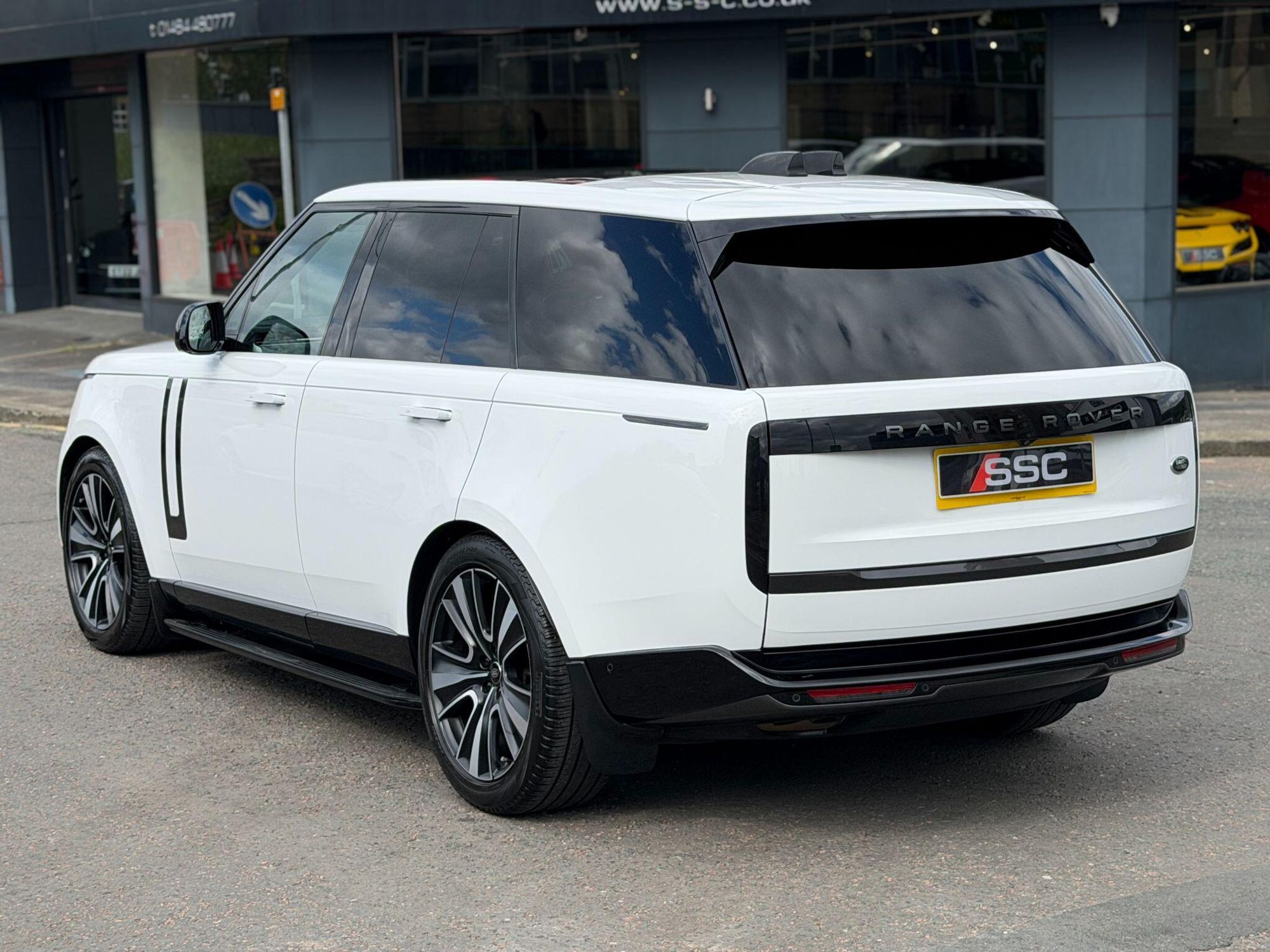 LAND ROVER RANGE ROVER DIESEL ESTATE 3.0 D350 SE 4dr Auto for sale UK - Slide 9