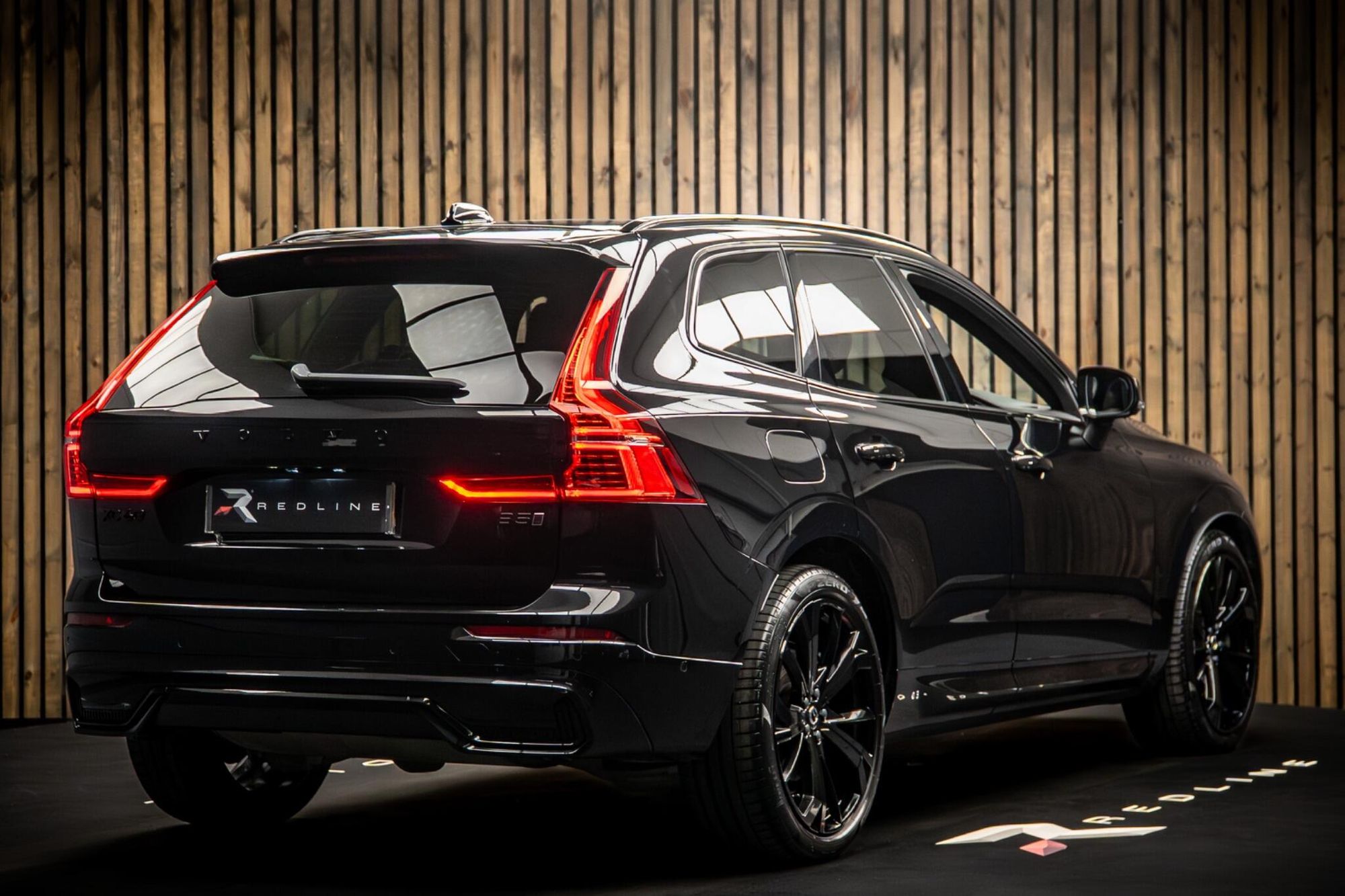 VOLVO XC60 ESTATE 2.0 B5P Ultimate Black Edition 5dr AWD Geartronic for sale UK - Slide 4