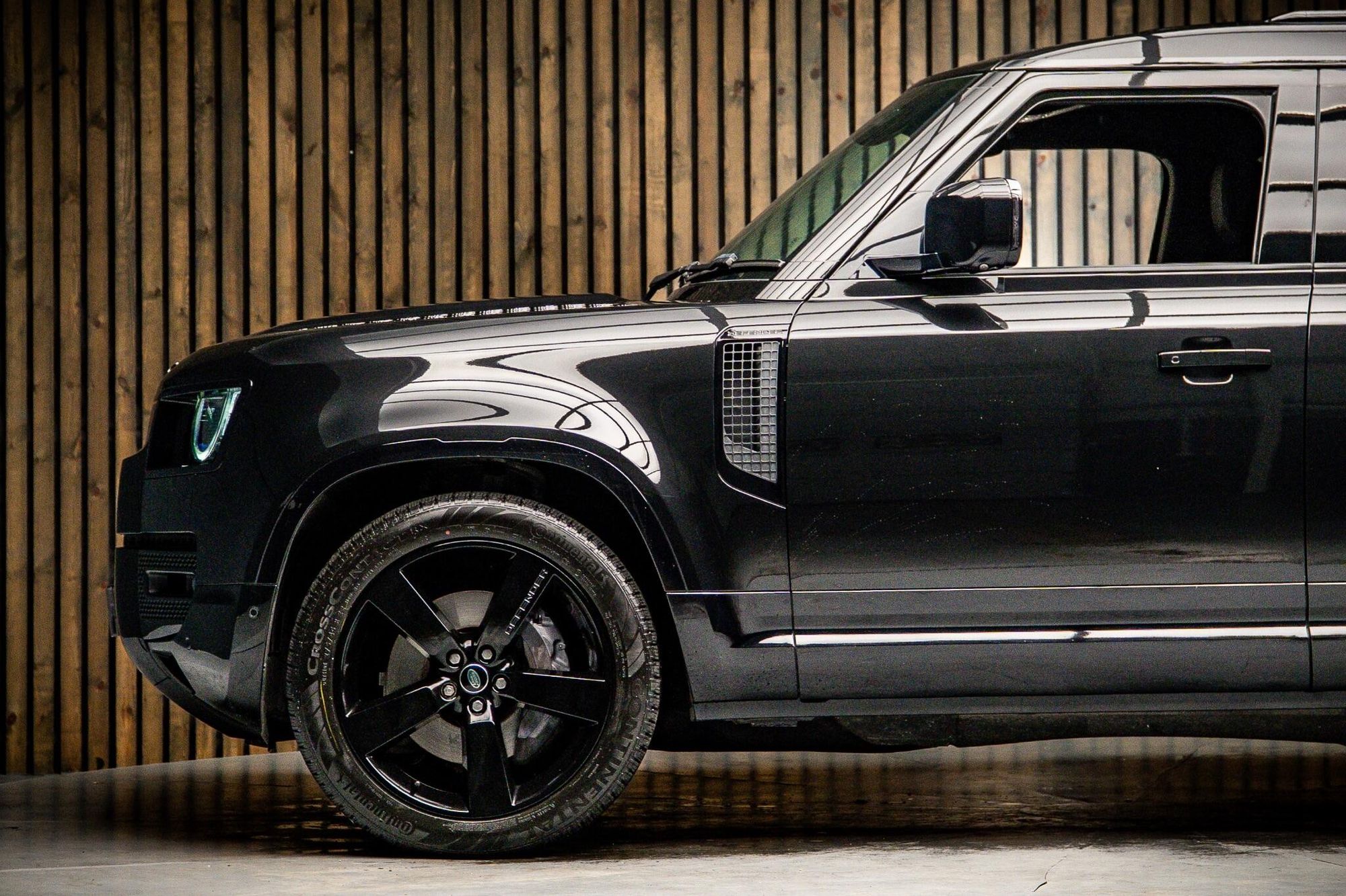 LAND ROVER DEFENDER DIESEL ESTATE 3.0 D250 X-Dynamic SE 110 5dr Auto for sale UK - Slide 9