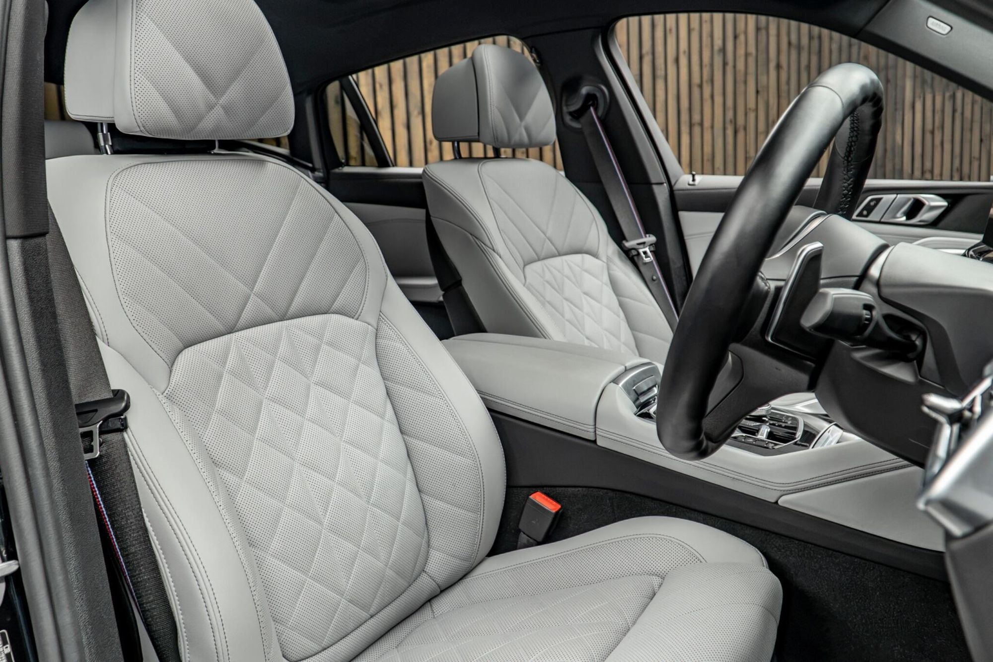BMW X6 DIESEL ESTATE xDrive40d MHT M Sport 5dr Step Auto for sale UK - Slide 2