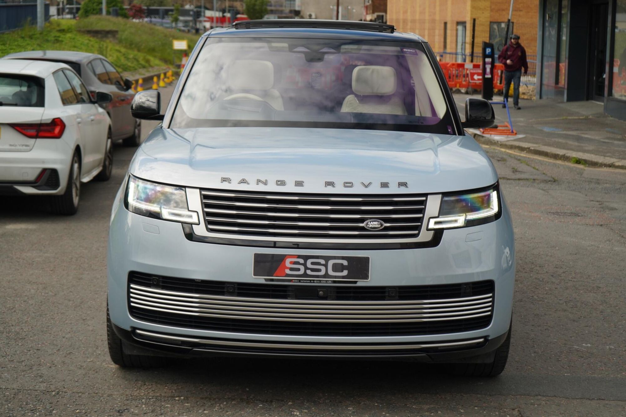 LAND ROVER RANGE ROVER ESTATE 4.4 P530 V8 SV LWB 4dr Auto for sale UK - Slide 6