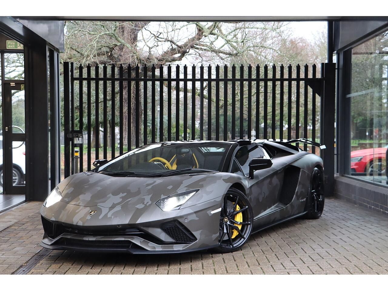 LAMBORGHINI AVENTADOR ROADSTER LP 740-4 S 2dr ISR for sale UK - Slide 4