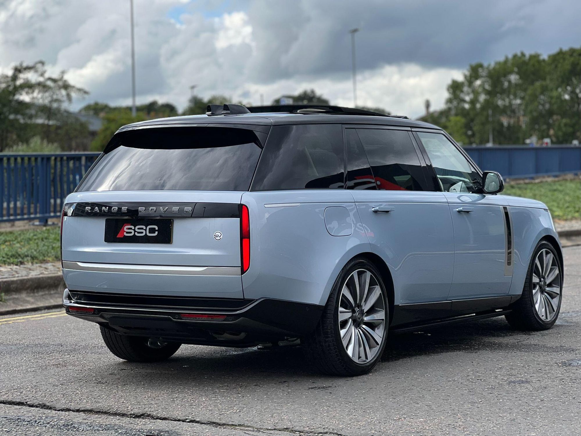 LAND ROVER RANGE ROVER ESTATE 4.4 P530 V8 SV LWB 4dr Auto for sale UK - Slide 10