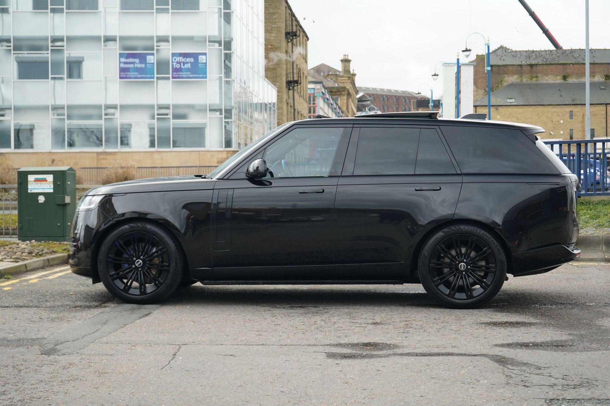 LAND ROVER RANGE ROVER DIESEL ESTATE 3.0 D300 SE 4dr Auto for sale UK - Slide 4