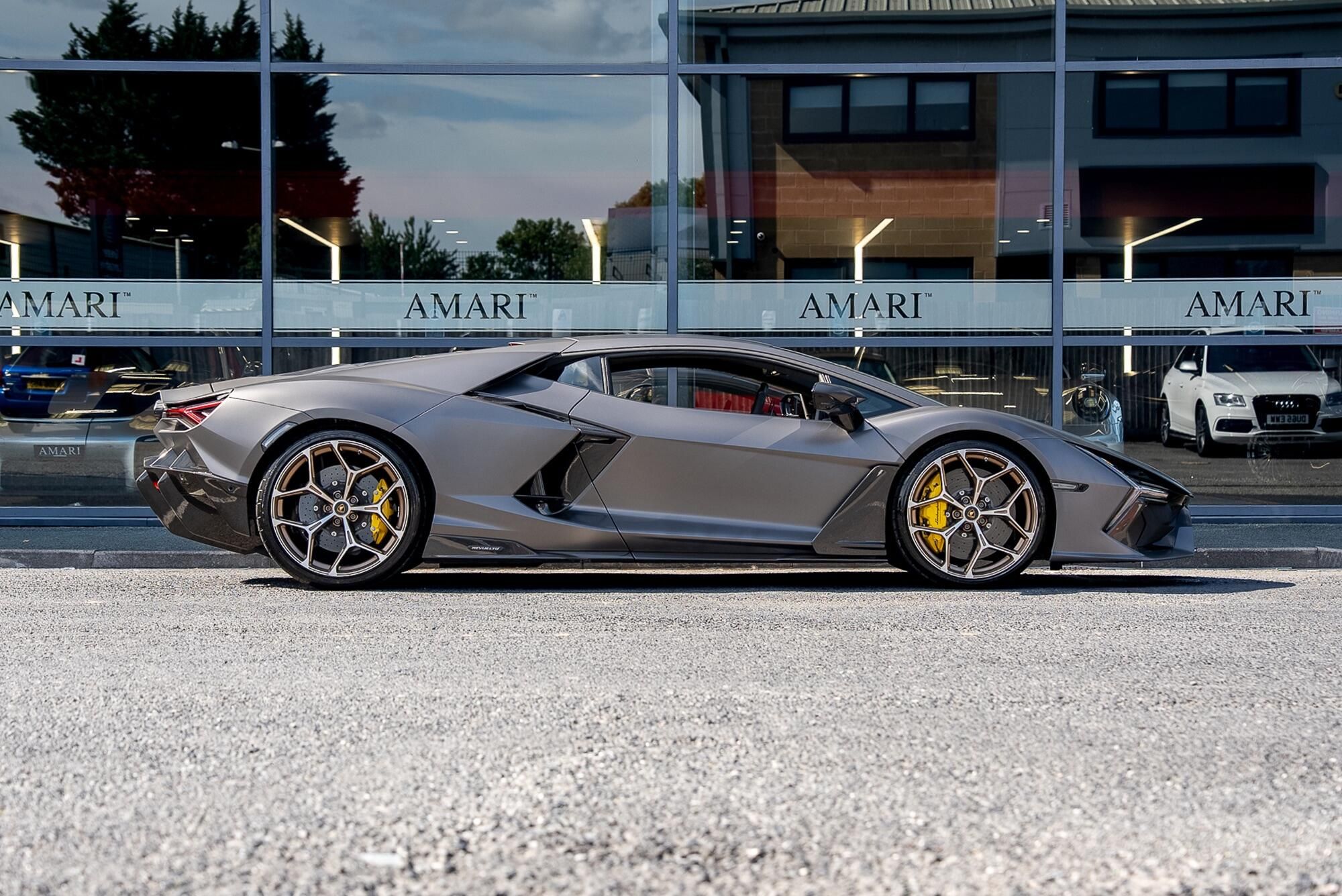 LAMBORGHINI REVUELTO COUPE 6.5 V12 1015 PHEV 2dr DCT for sale UK - Slide 2