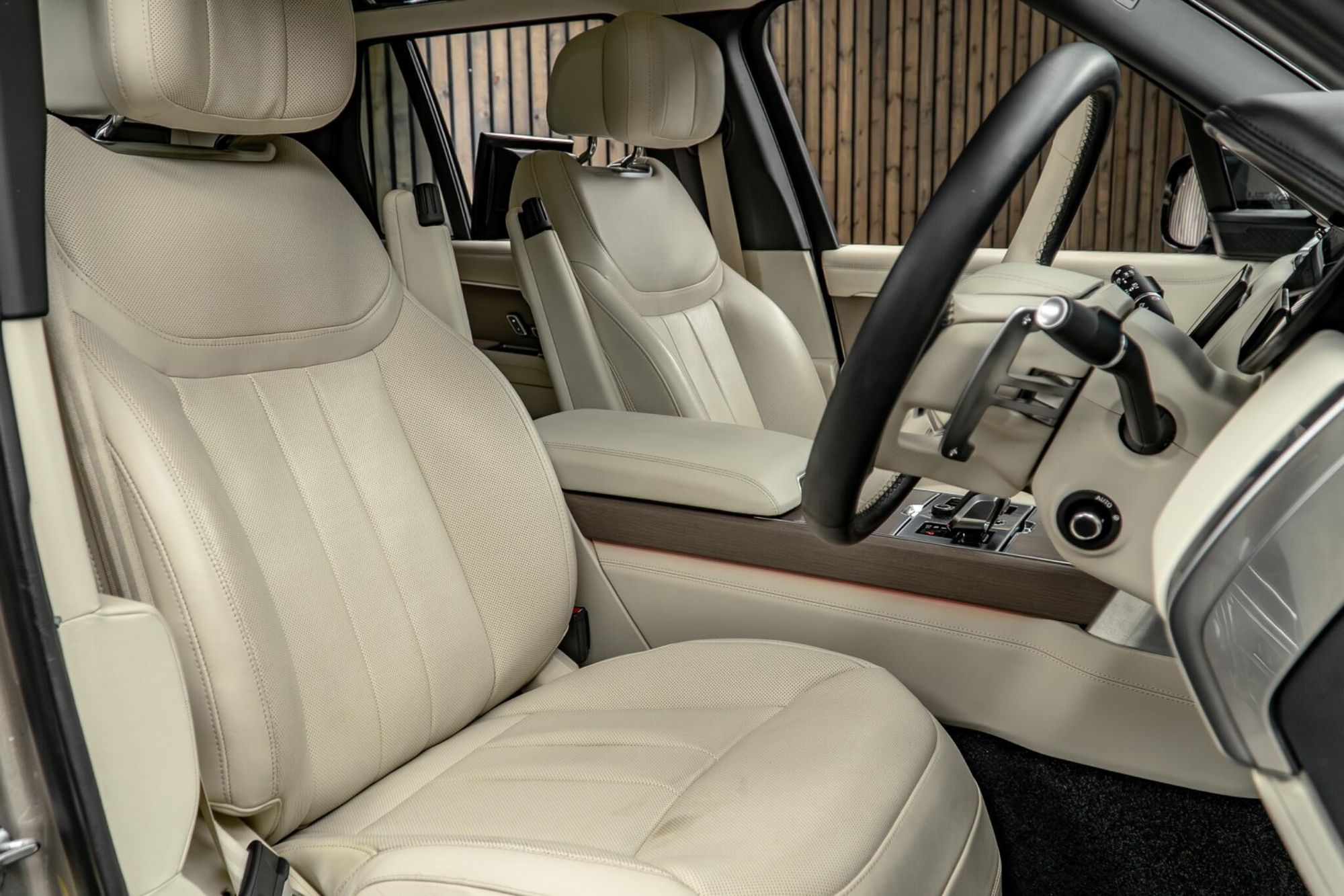 LAND ROVER RANGE ROVER DIESEL ESTATE 3.0 D350 First Edition 4dr Auto for sale UK - Slide 2