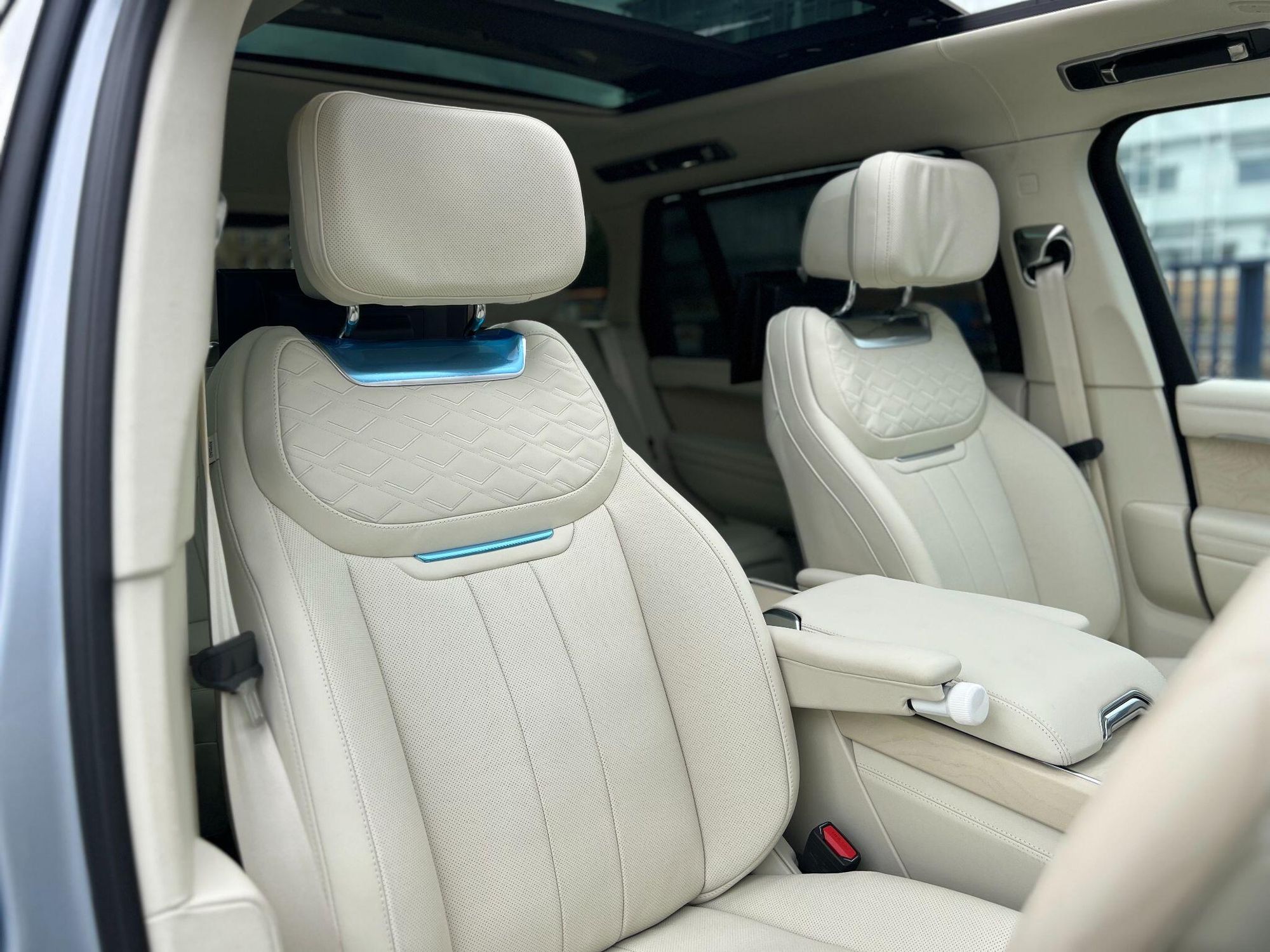 LAND ROVER RANGE ROVER ESTATE 4.4 P530 V8 SV LWB 4dr Auto for sale UK - Slide 3