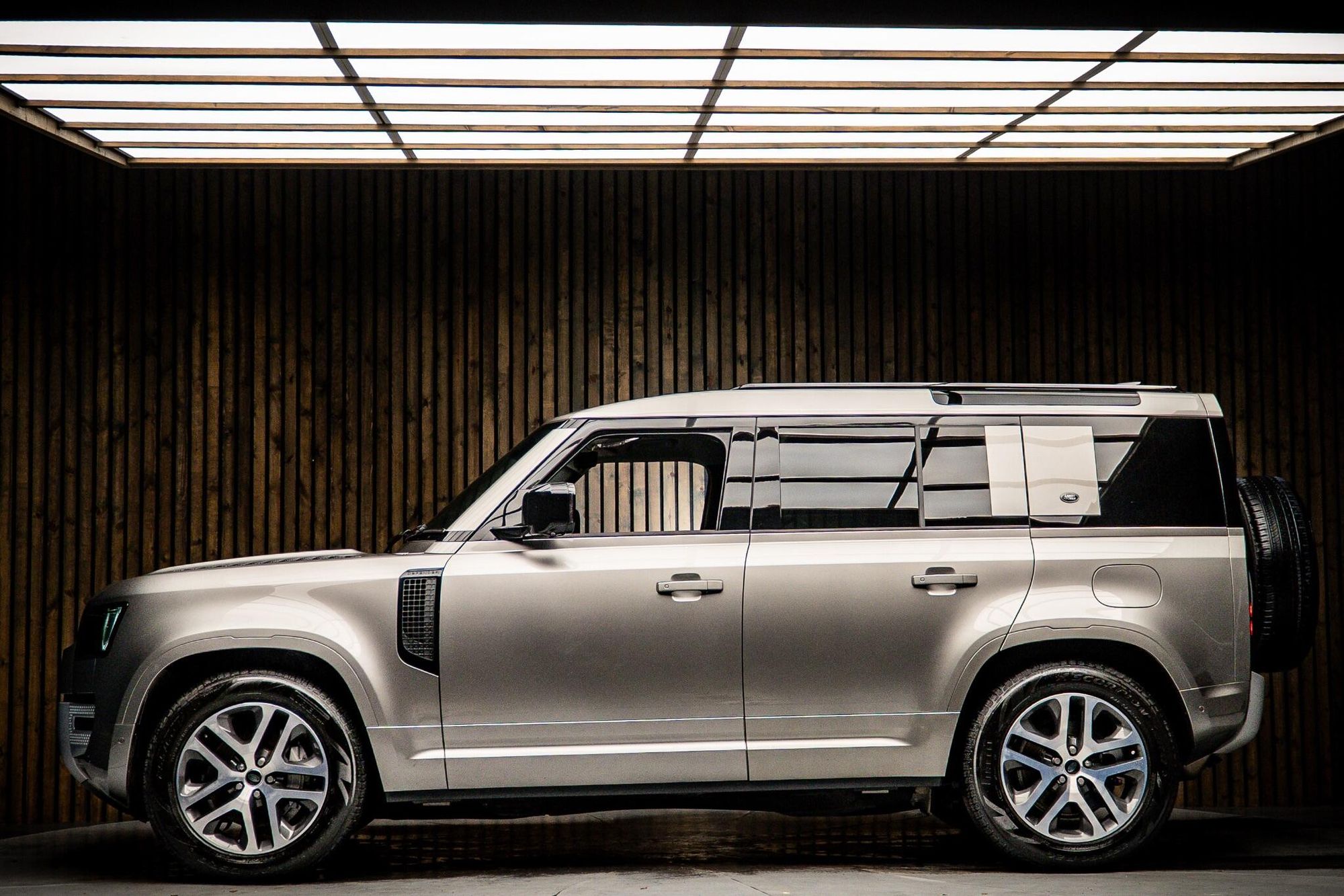 LAND ROVER DEFENDER ESTATE SPECIAL EDITIONS 2.0 P400e XS Edition 110 5dr Auto for sale UK - Slide 7