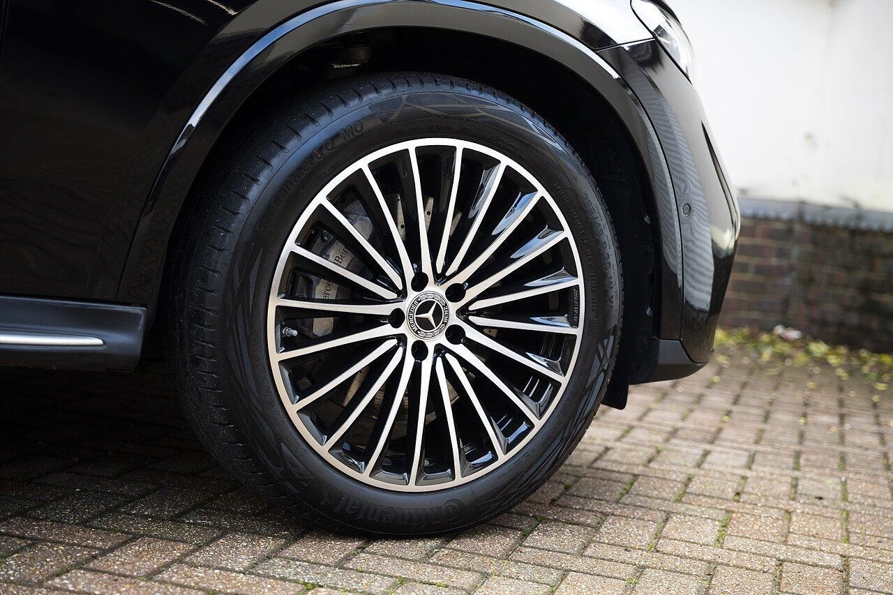 MERCEDES-BENZ GLC ESTATE GLC 300 4Matic AMG Line Premium Plus 5dr 9G-Tronic for sale UK - Slide 7