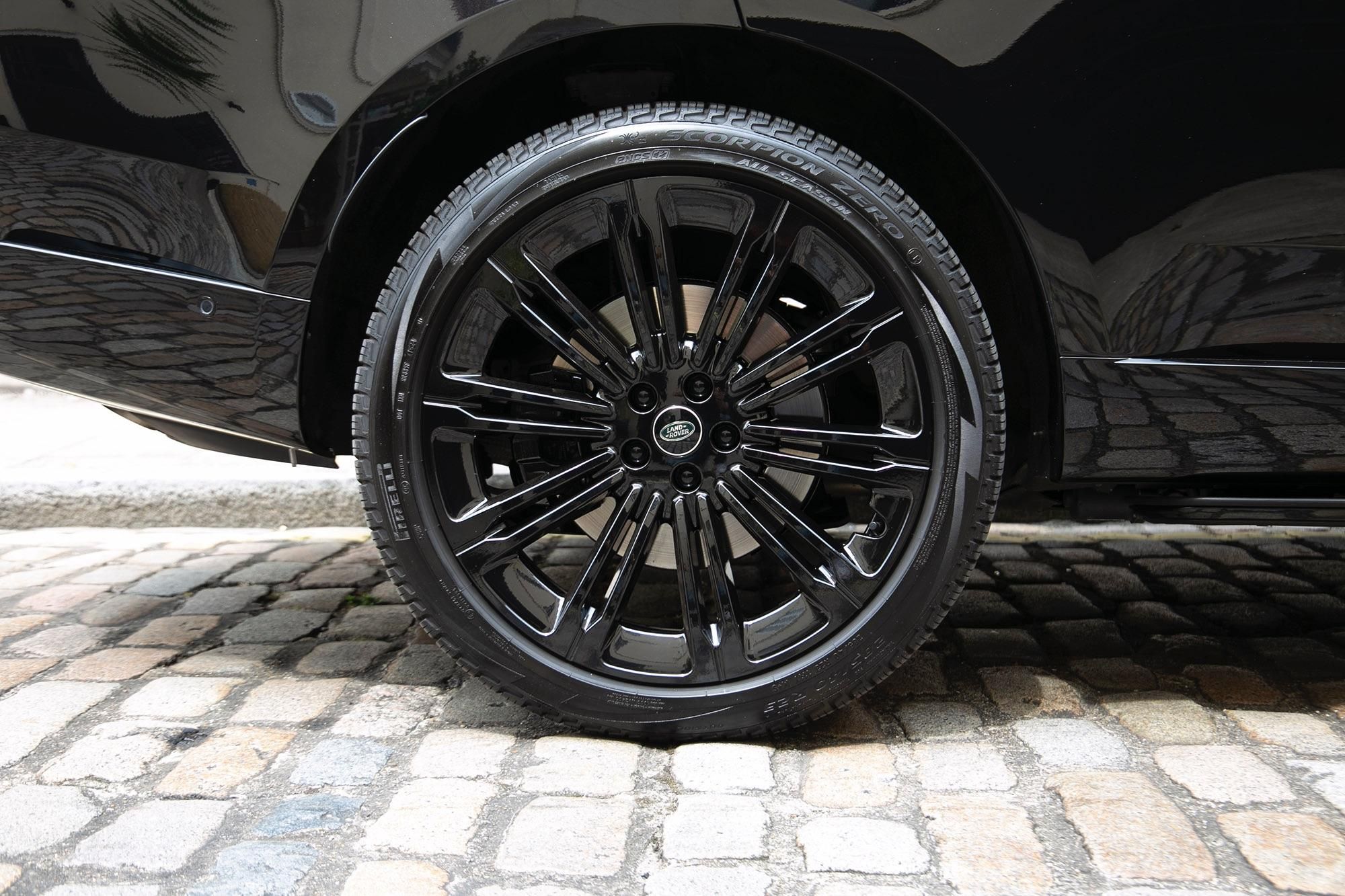 LAND ROVER RANGE ROVER ESTATE 4.4 P530 V8 Autobiography 4dr Auto for sale UK - Slide 9