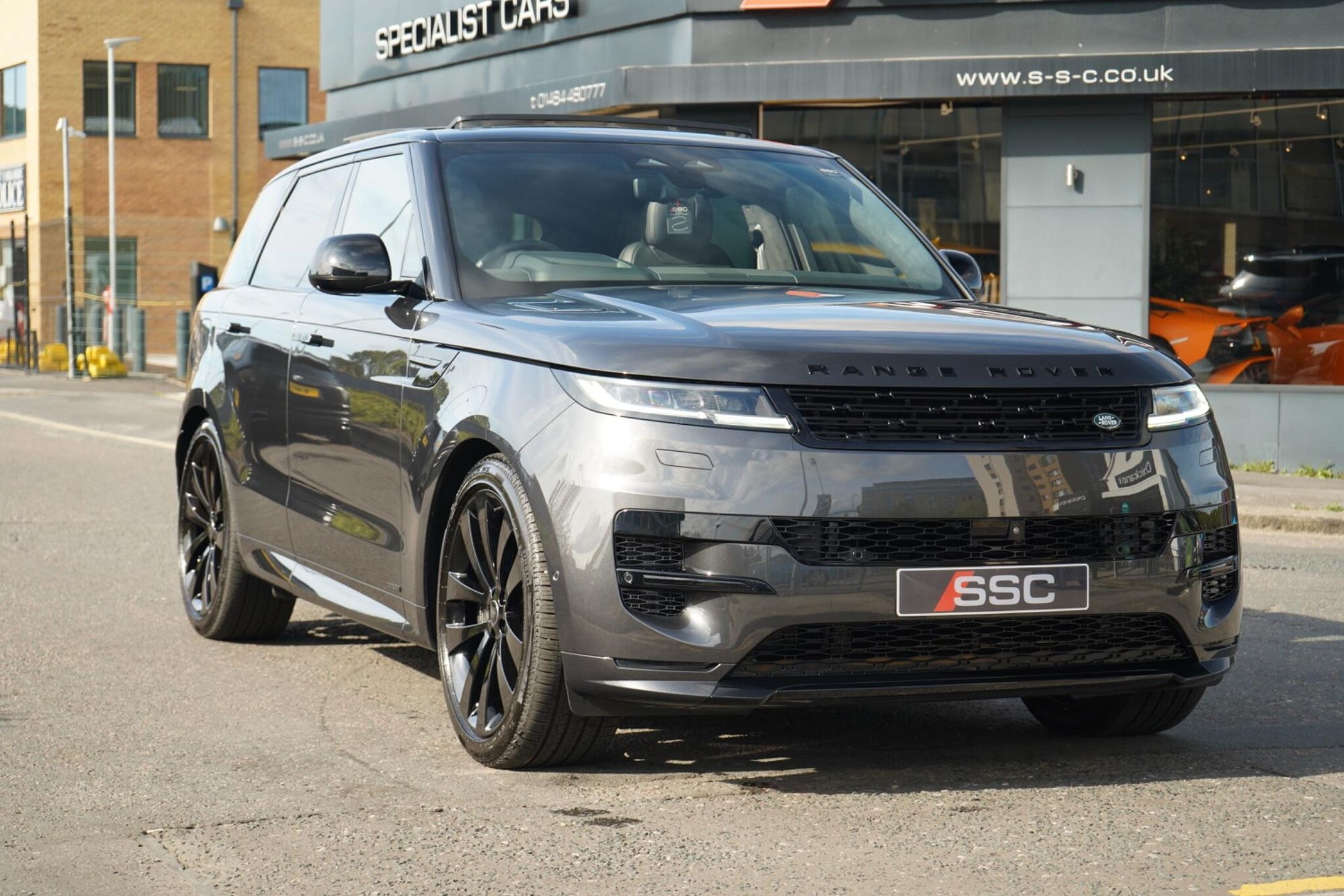 LAND ROVER RANGE ROVER SPORT ESTATE 4.4 P530 V8 Autobiography 5dr Auto for sale UK - Slide 5