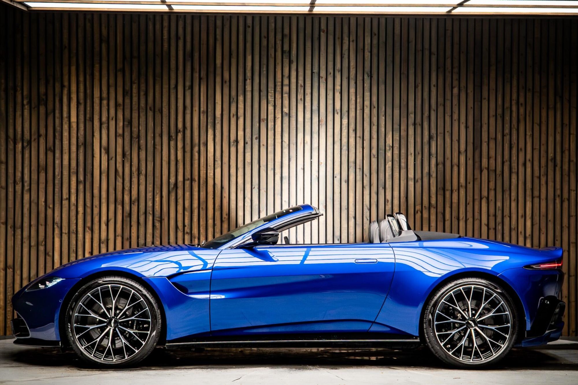 ASTON MARTIN VANTAGE V8 ROADSTER 2dr ZF 8 Speed Auto for sale UK - Slide 7