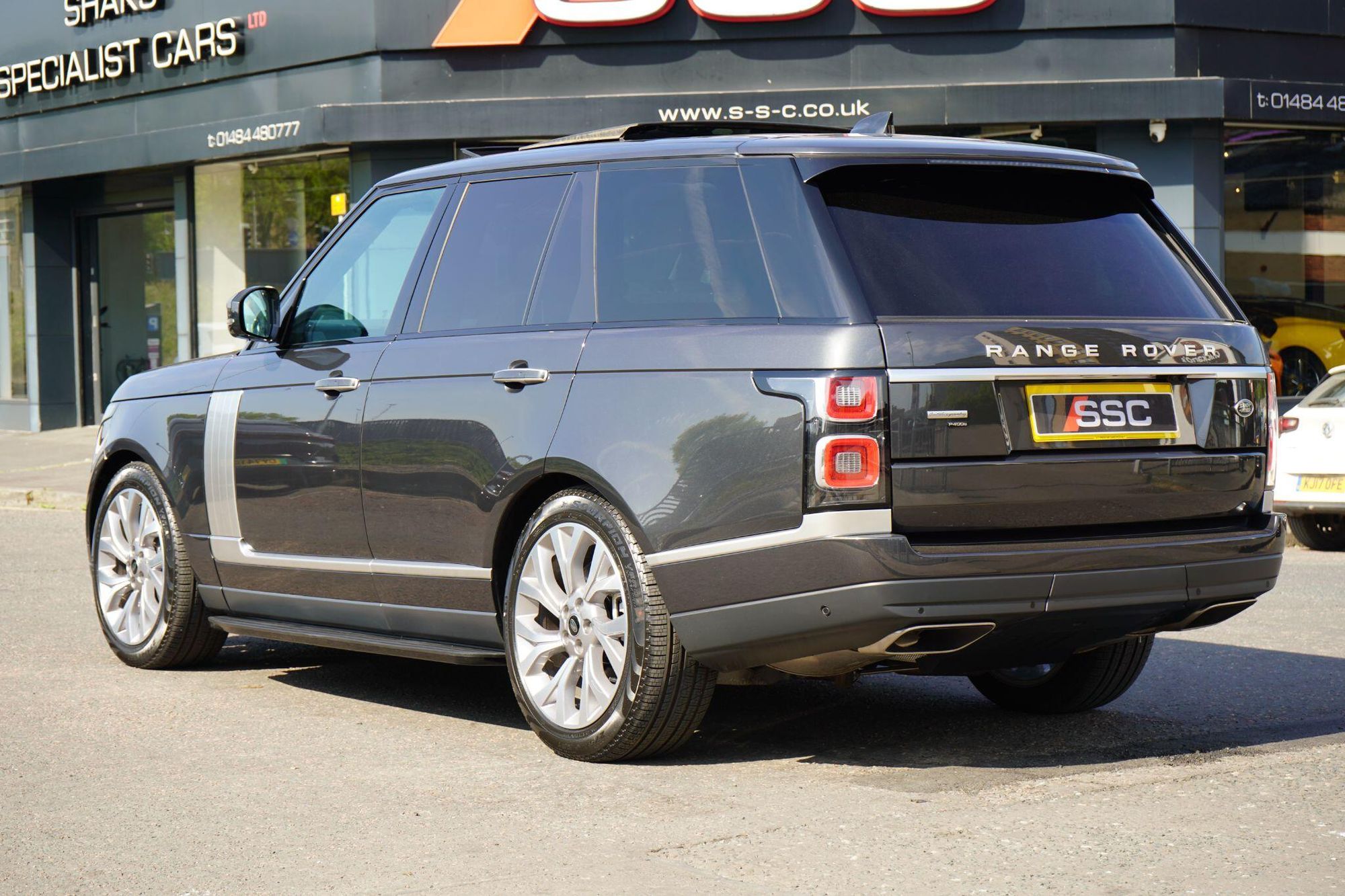 LAND ROVER RANGE ROVER ESTATE 2.0 P400e Autobiography 4dr Auto for sale UK - Slide 2