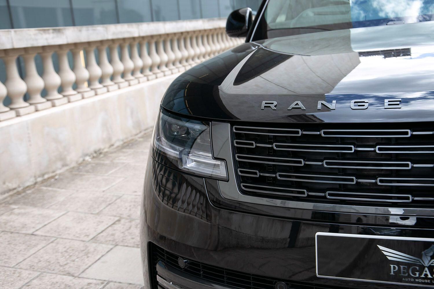 LAND ROVER RANGE ROVER ESTATE 4.4 P530 V8 Autobiography 4dr Auto for sale UK - Slide 3
