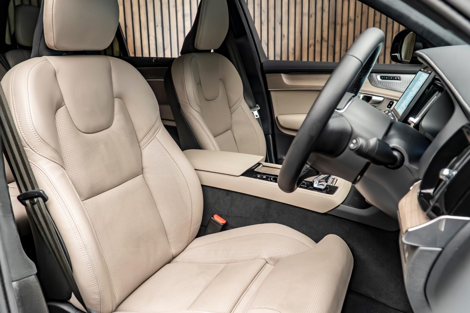 VOLVO XC90 ESTATE 2.0 T8 PHEV Ultra Dark 5dr AWD Geartronic for sale UK - Slide 2