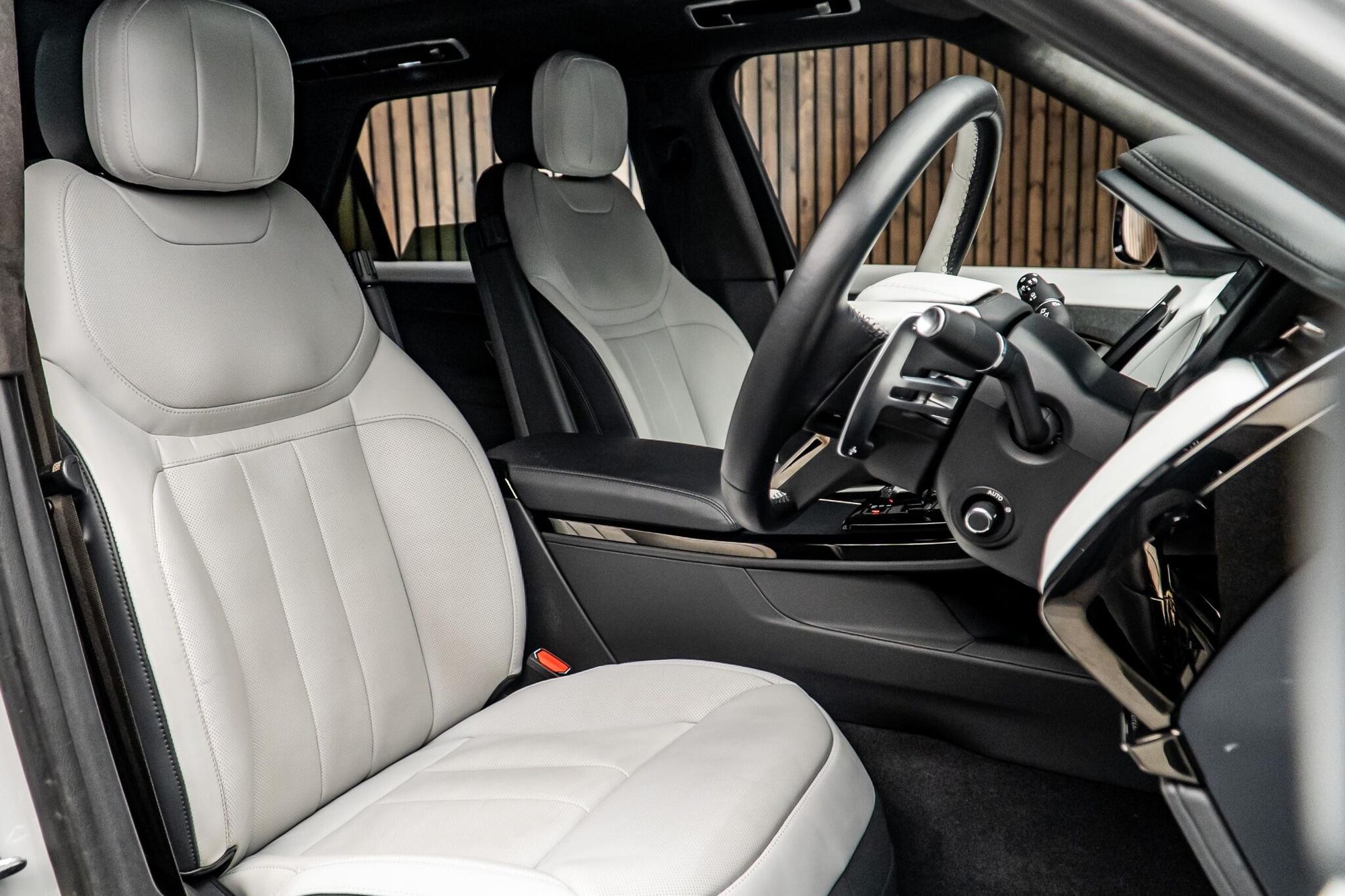 LAND ROVER RANGE ROVER SPORT DIESEL ESTATE 3.0 D350 Autobiography 5dr Auto for sale UK - Slide 2