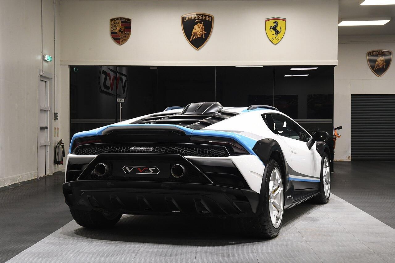 LAMBORGHINI HURACAN EVO COUPE 5.2 V10 610 Sterrato 2dr Auto AWD for sale UK - Slide 3