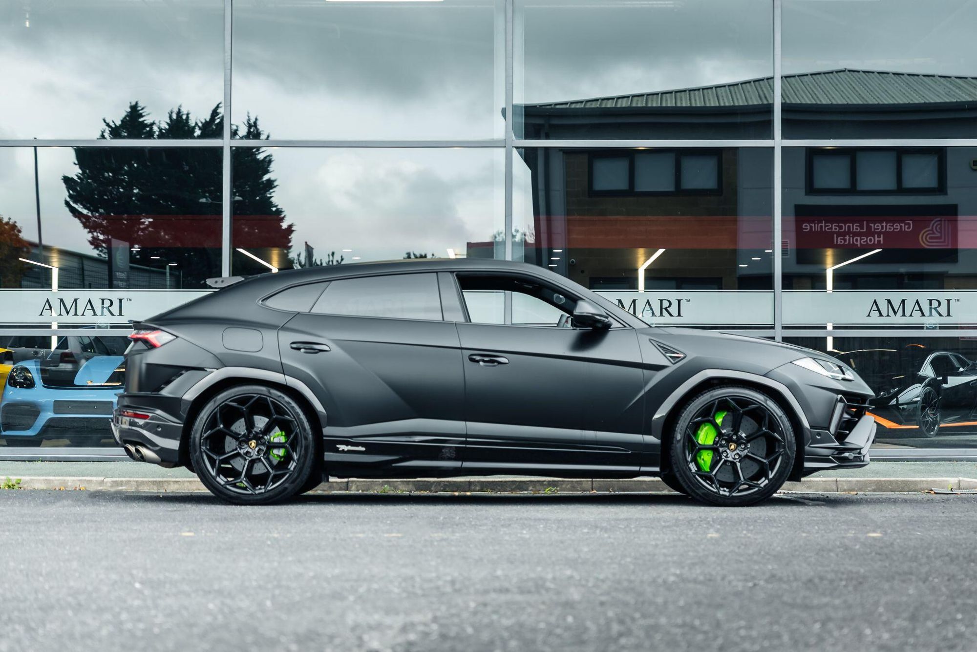 LAMBORGHINI URUS ESTATE 4.0T FSI V8 Performante 5dr Auto for sale UK - Slide 2