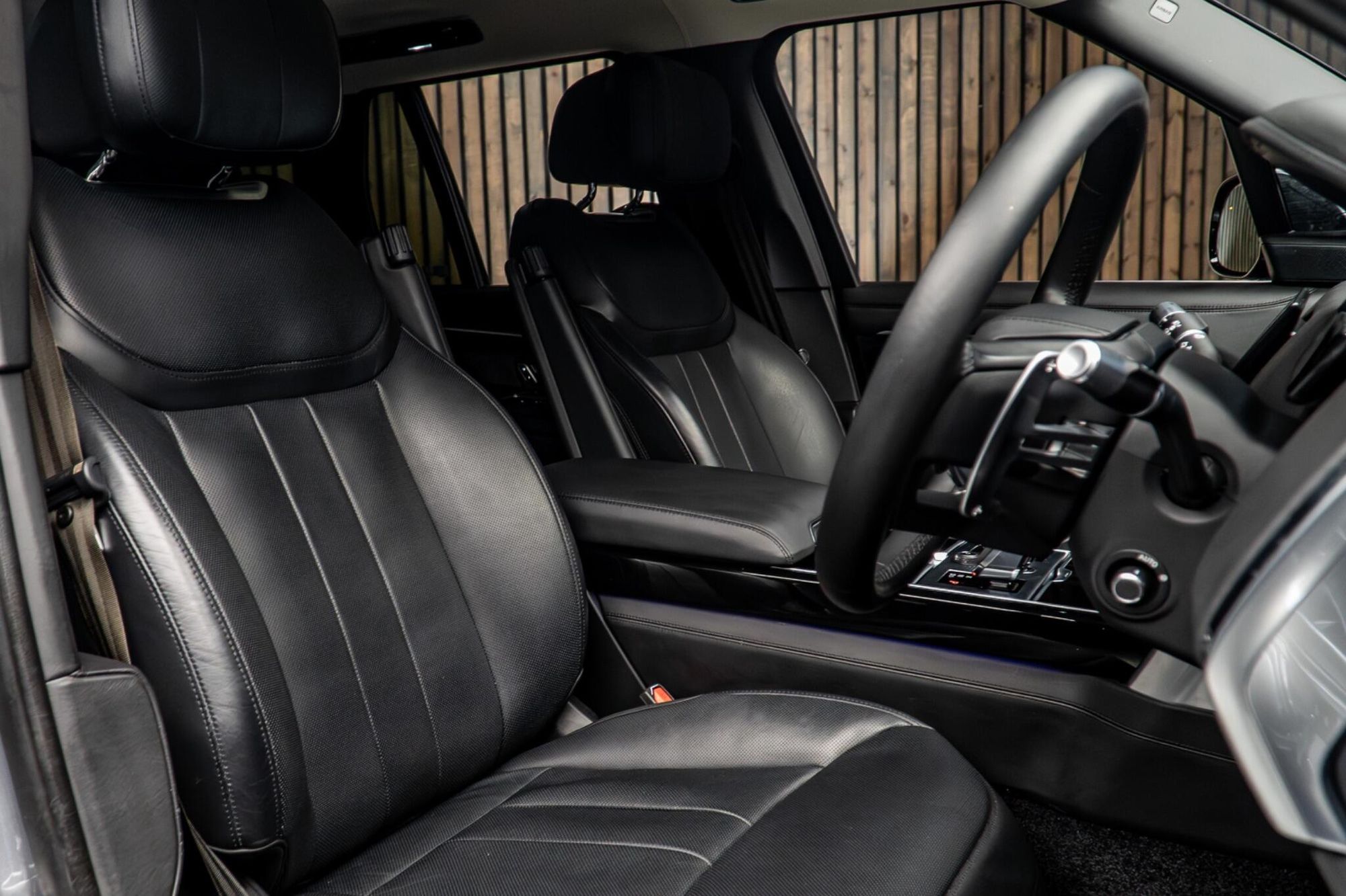 LAND ROVER RANGE ROVER ESTATE 4.4 P530 V8 Autobiography 4dr Auto for sale UK - Slide 2