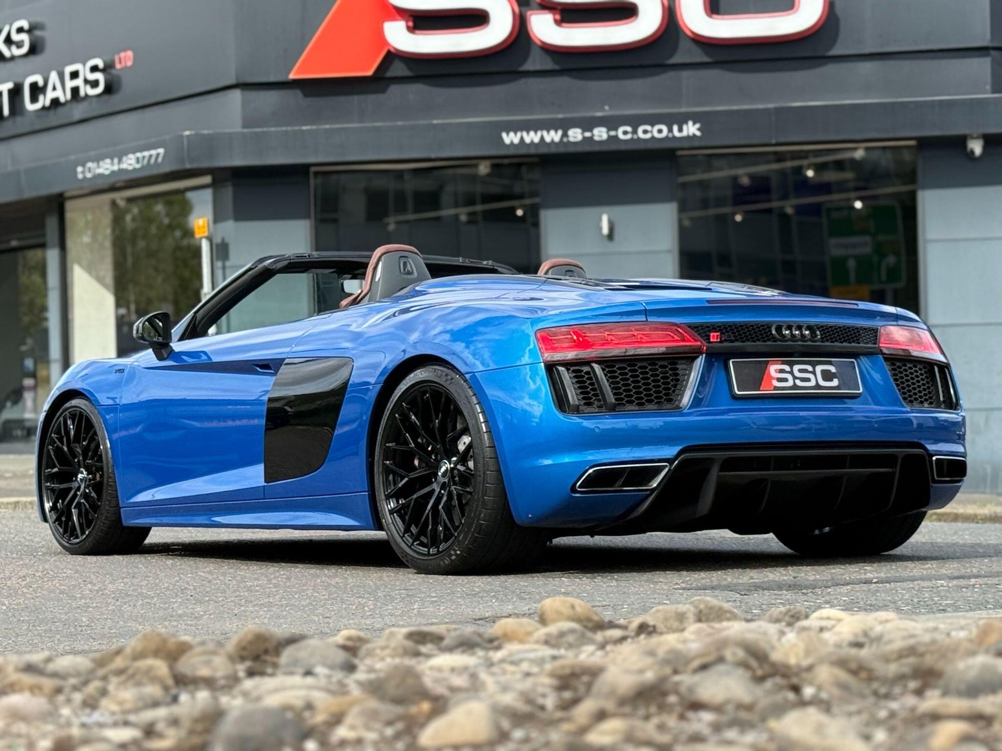 AUDI R8 SPYDER 5.2 FSI V10 Quattro 2dr S Tronic for sale UK - Slide 2