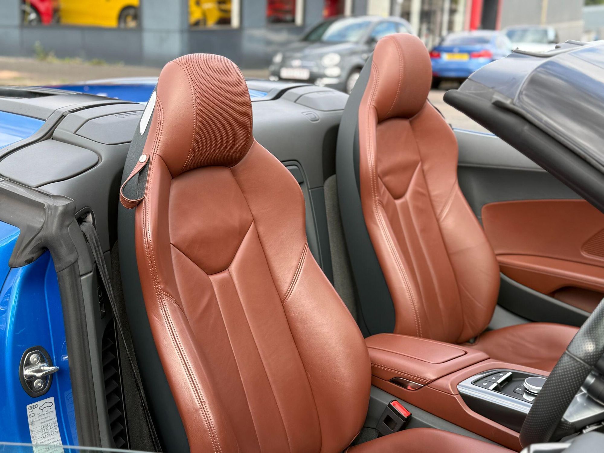 AUDI R8 SPYDER 5.2 FSI V10 Quattro 2dr S Tronic for sale UK - Slide 3