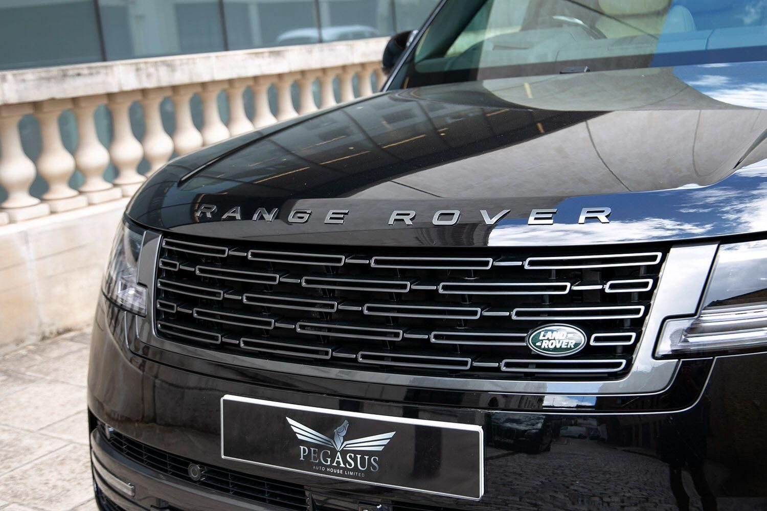 LAND ROVER RANGE ROVER ESTATE 4.4 P530 V8 Autobiography 4dr Auto for sale UK - Slide 2