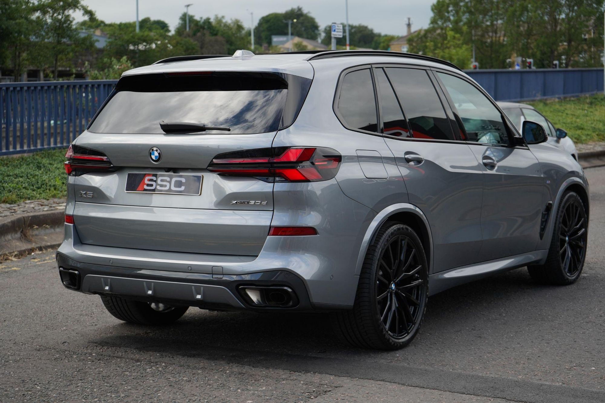 BMW X5 DIESEL ESTATE xDrive30d MHT M Sport 5dr Auto for sale UK - Slide 8