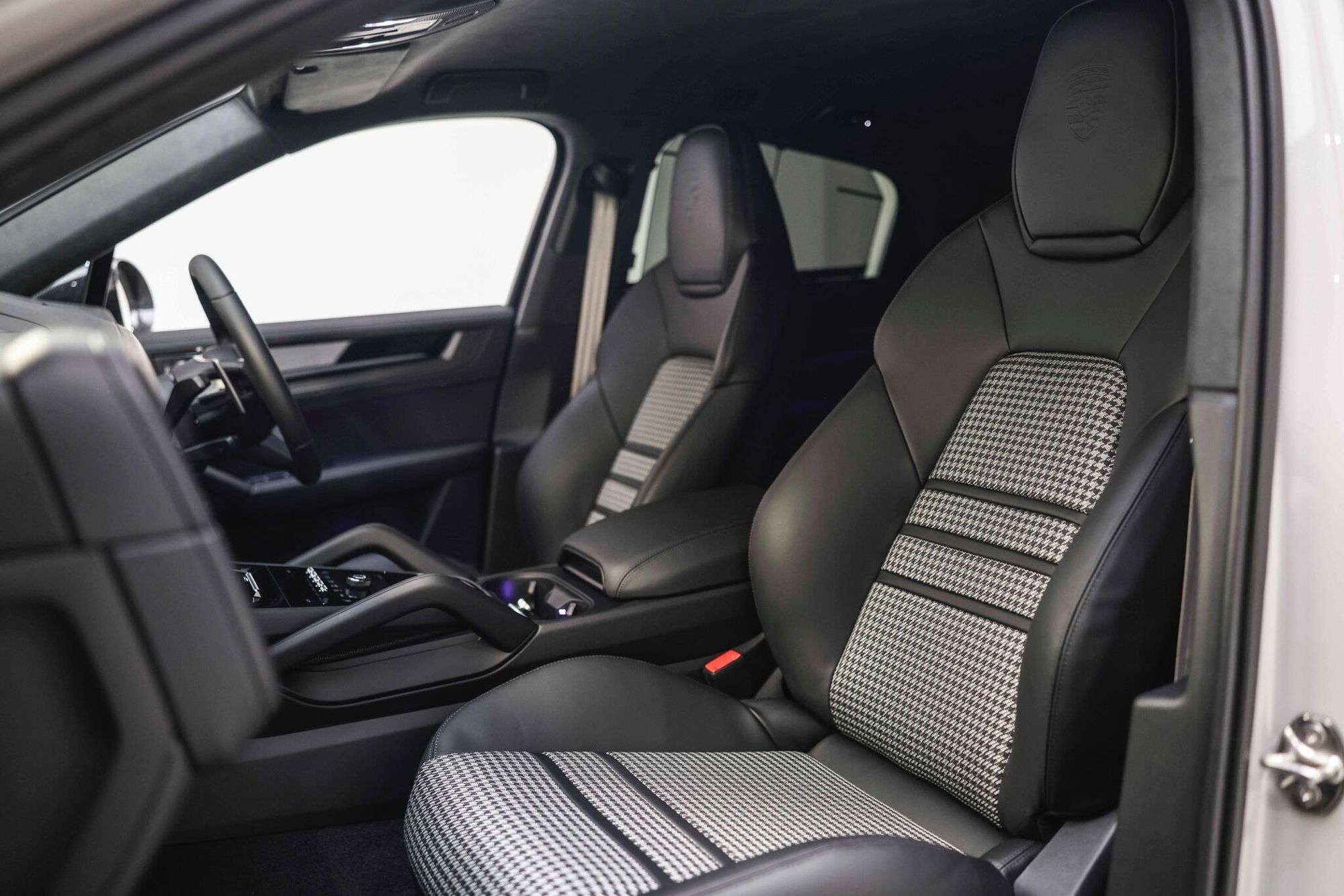 PORSCHE CAYENNE COUPE GTS 5dr Tiptronic S for sale UK - Slide 3