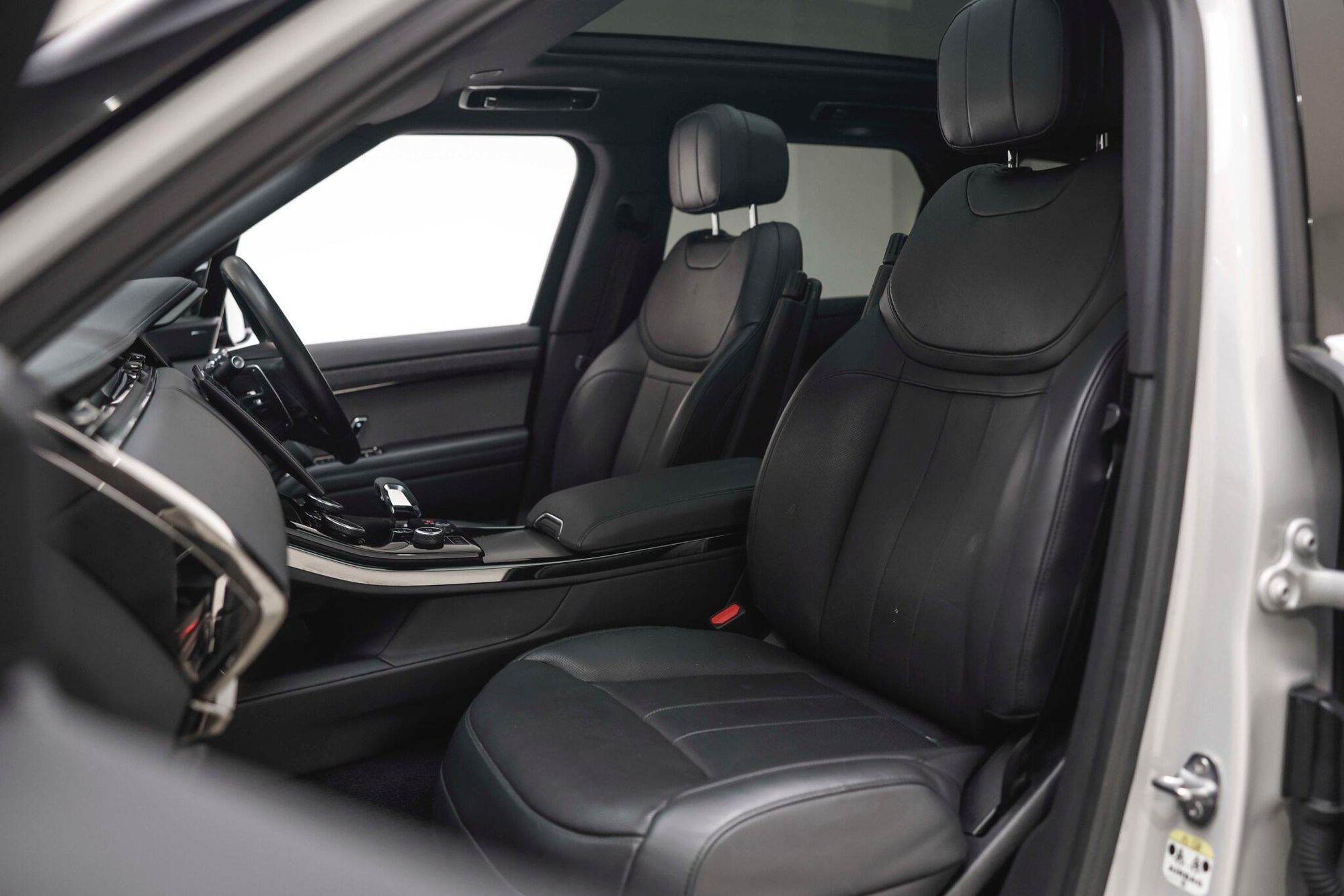 LAND ROVER RANGE ROVER SPORT DIESEL ESTATE 3.0 D300 Dynamic SE 5dr Auto for sale UK - Slide 3