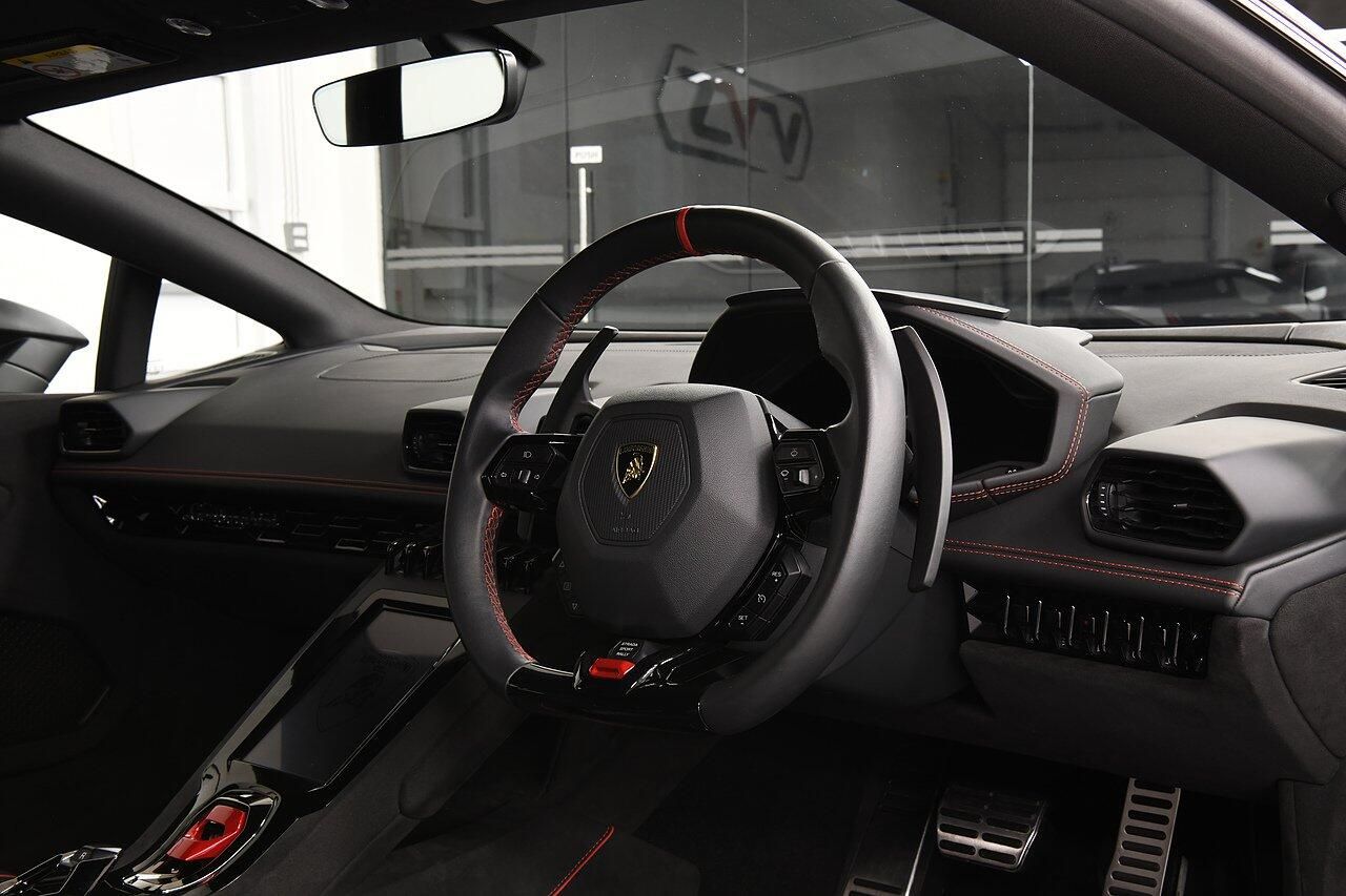 LAMBORGHINI HURACAN EVO COUPE 5.2 V10 610 Sterrato 2dr Auto AWD for sale UK - Slide 5