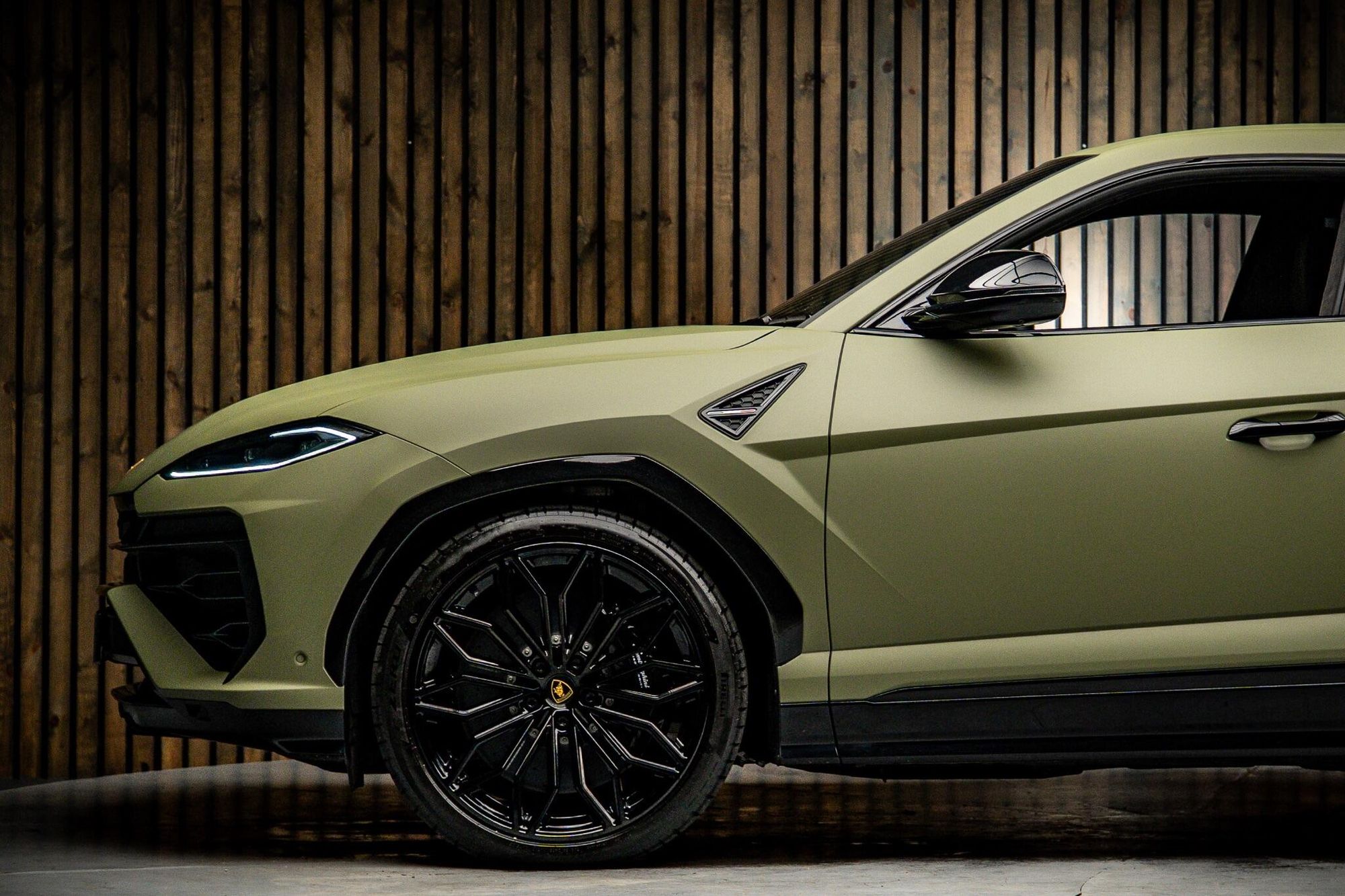 LAMBORGHINI URUS ESTATE 4.0T 25.9kWh Plug-in Hybrid FSI V8 5dr Auto for sale UK - Slide 9