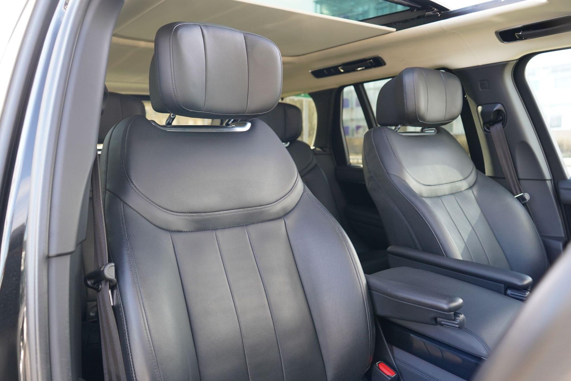 LAND ROVER RANGE ROVER DIESEL ESTATE 3.0 D350 Autobiography 4dr Auto for sale UK - Slide 3