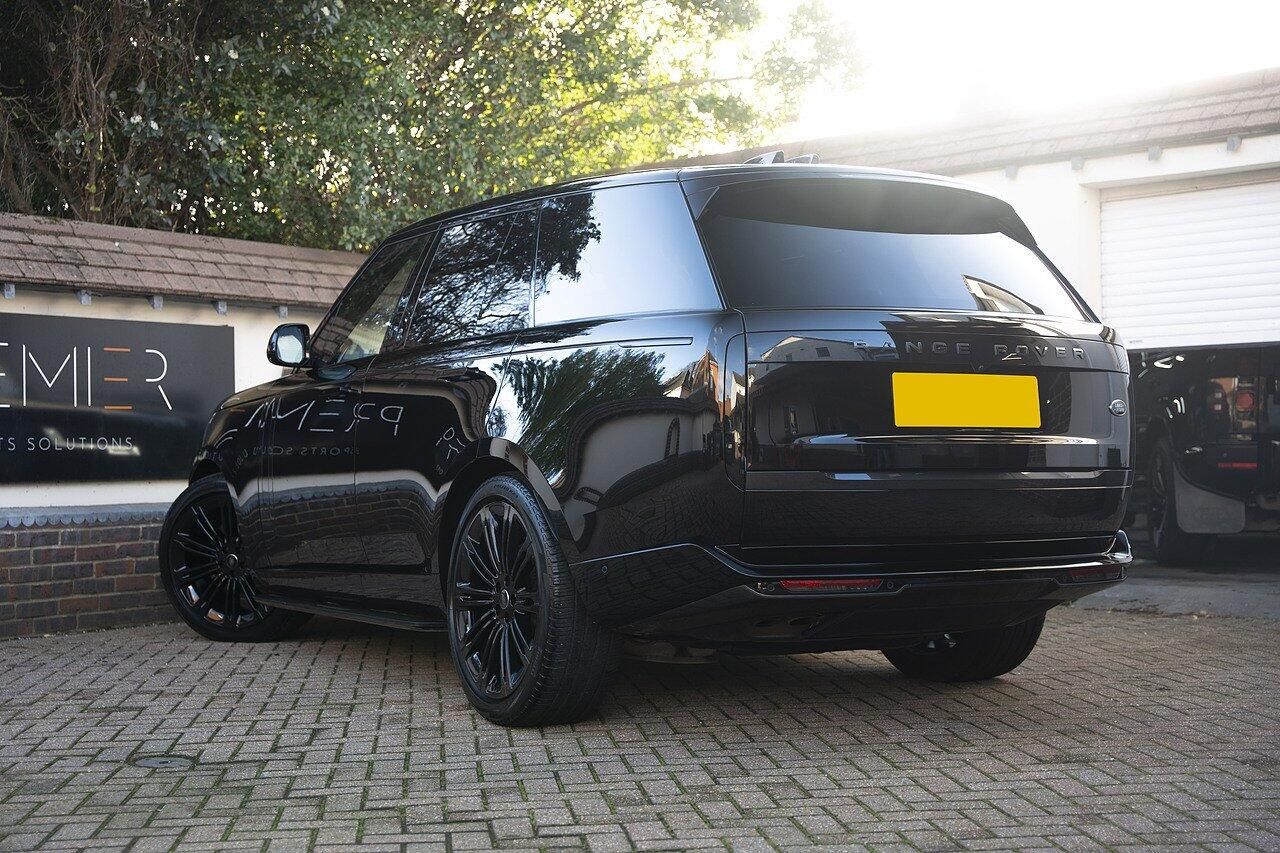 Land Rover Range Rover 3.0 D300 mHEV Autobiography Diesel 5 Door Auto for sale UK - Slide 5