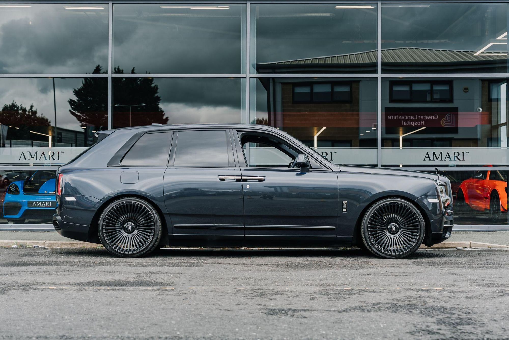 ROLLS-ROYCE CULLINAN ESTATE Black Badge 5dr Auto for sale UK - Slide 3