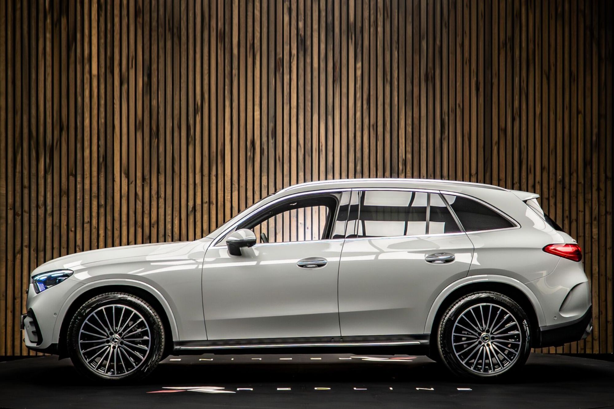 MERCEDES-BENZ GLC ESTATE GLC 300 4Matic AMG Line Premium Plus 5dr 9G-Tronic for sale UK - Slide 7