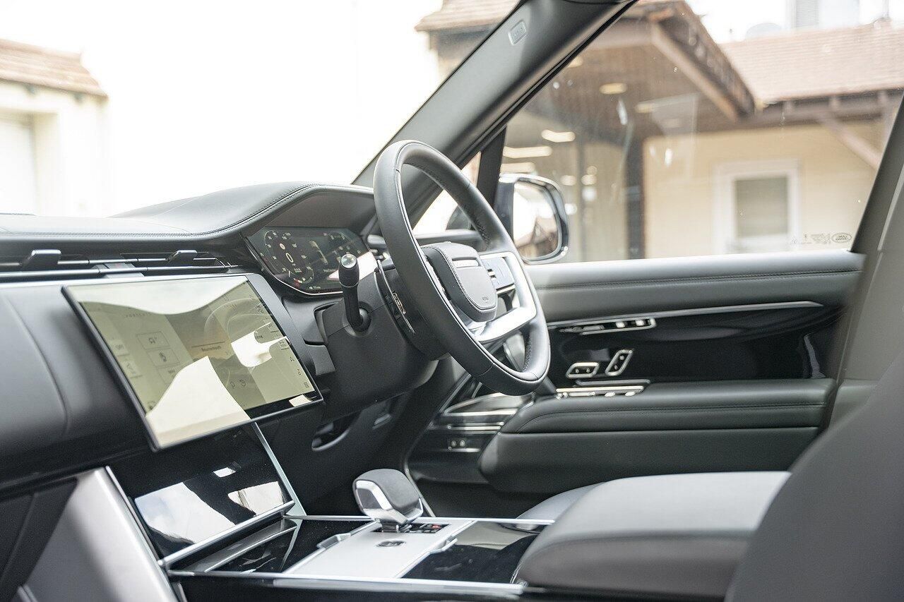 LAND ROVER RANGE ROVER DIESEL ESTATE 3.0 D350 Autobiography LWB 4dr Auto for sale UK - Slide 9