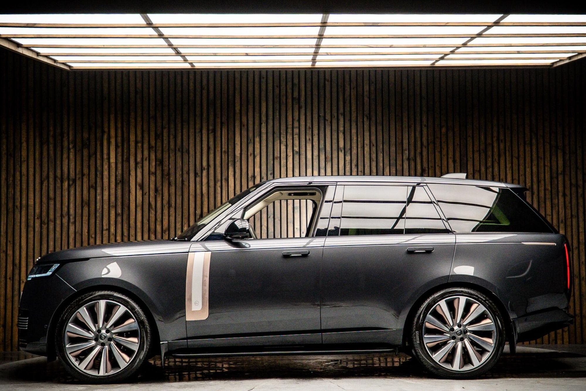 LAND ROVER RANGE ROVER ESTATE 4.4 P530 V8 SV 4dr Auto for sale UK - Slide 7